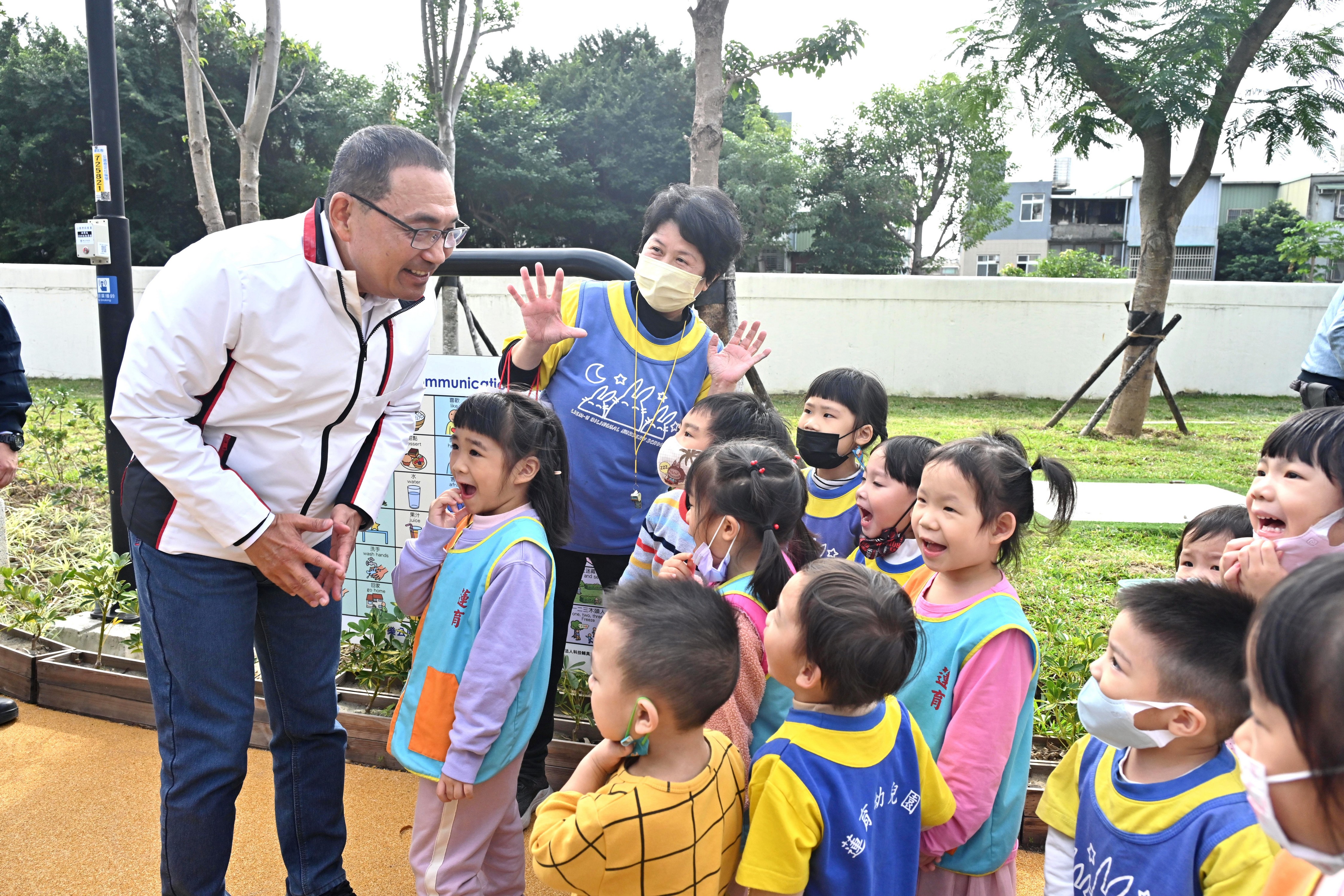 公園規劃為五大區，包含入口迎賓區、共樂地景沙坑區、蜂巢主題遊戲區、健康樂活區及快樂共享廣場等。