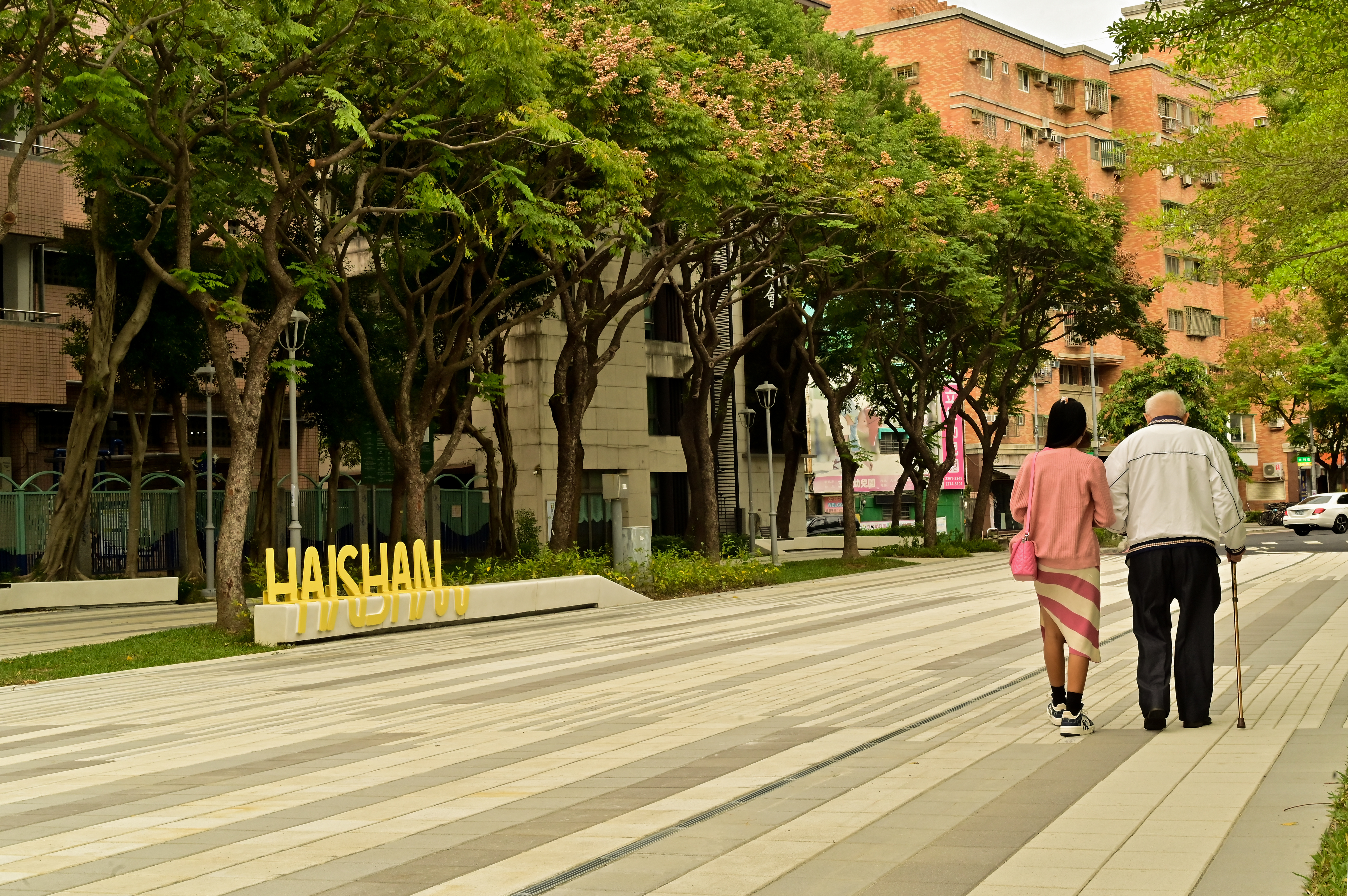 廣場改善後，消除高低差，路面平整、安全、舒適。