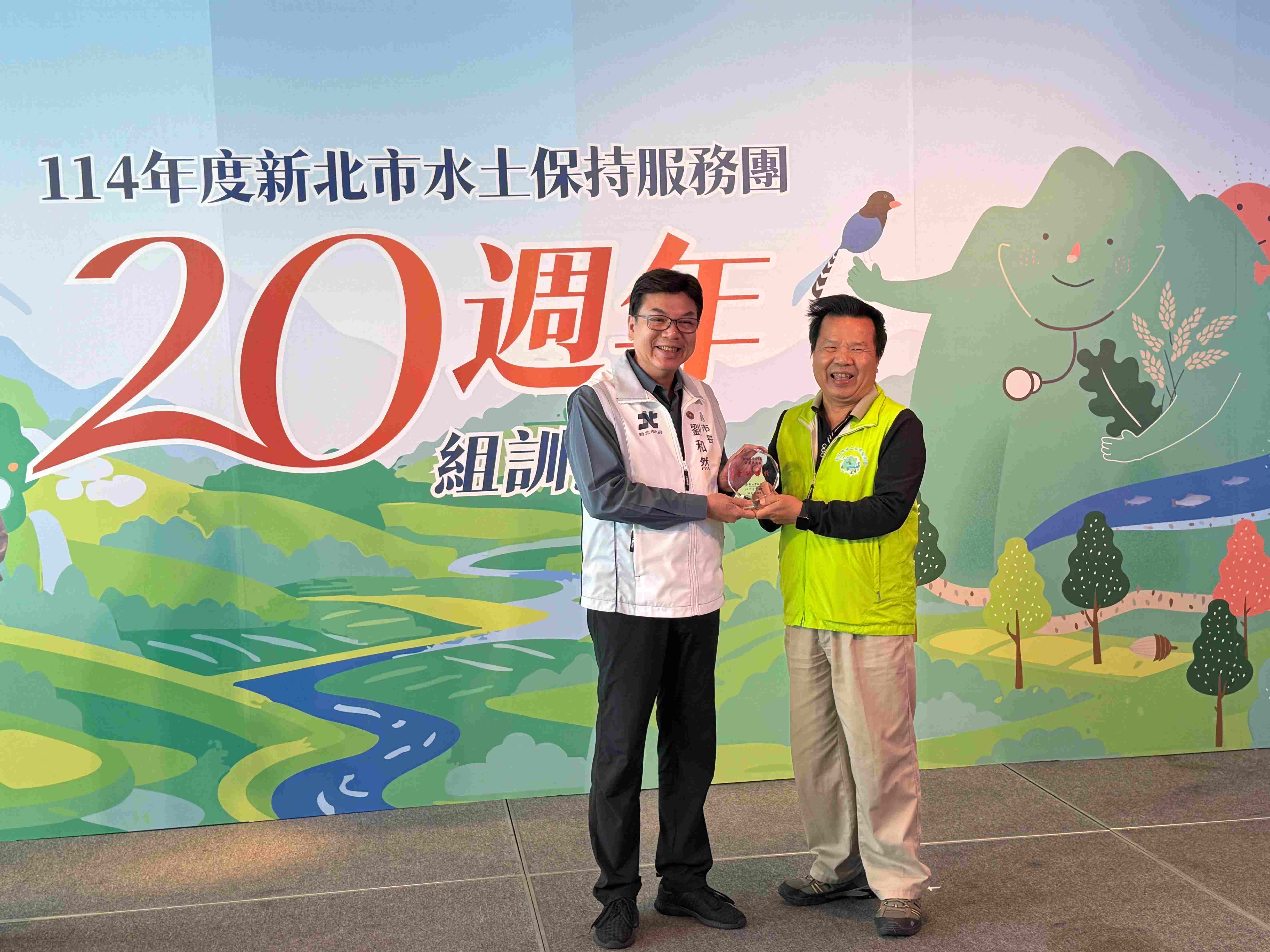 本次獲得20週年績優貢獻獎的鄧鳳儀技師，多次到場提供專業意見，使相關單位更順利地進行搶災，讓新北市各地恢復成更安全的環境。