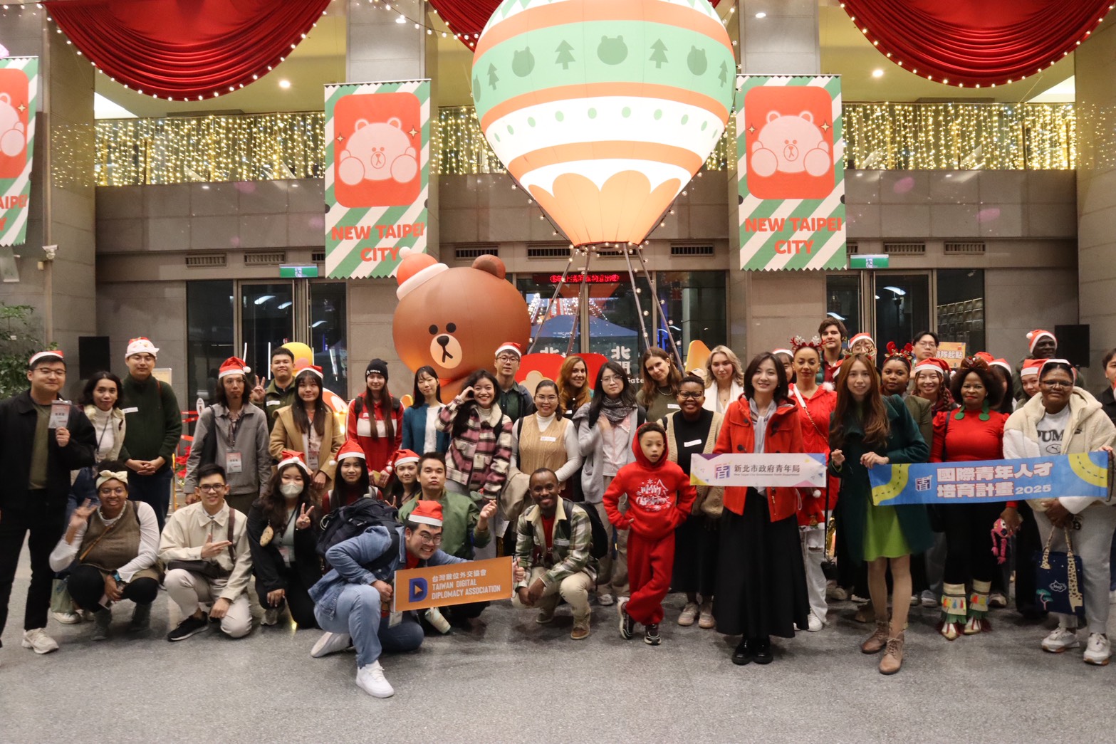 國際人才培育計畫學員為使館代表及外籍生導覽新北耶誕城。