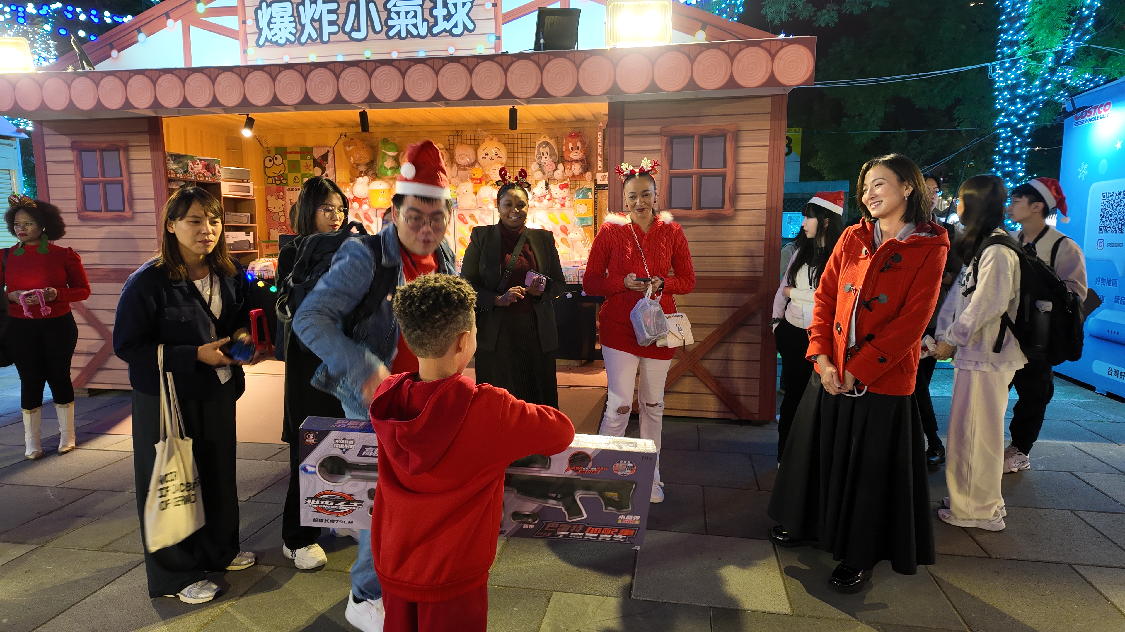 史瓦帝尼外交官攜子體驗台灣夜市遊戲。