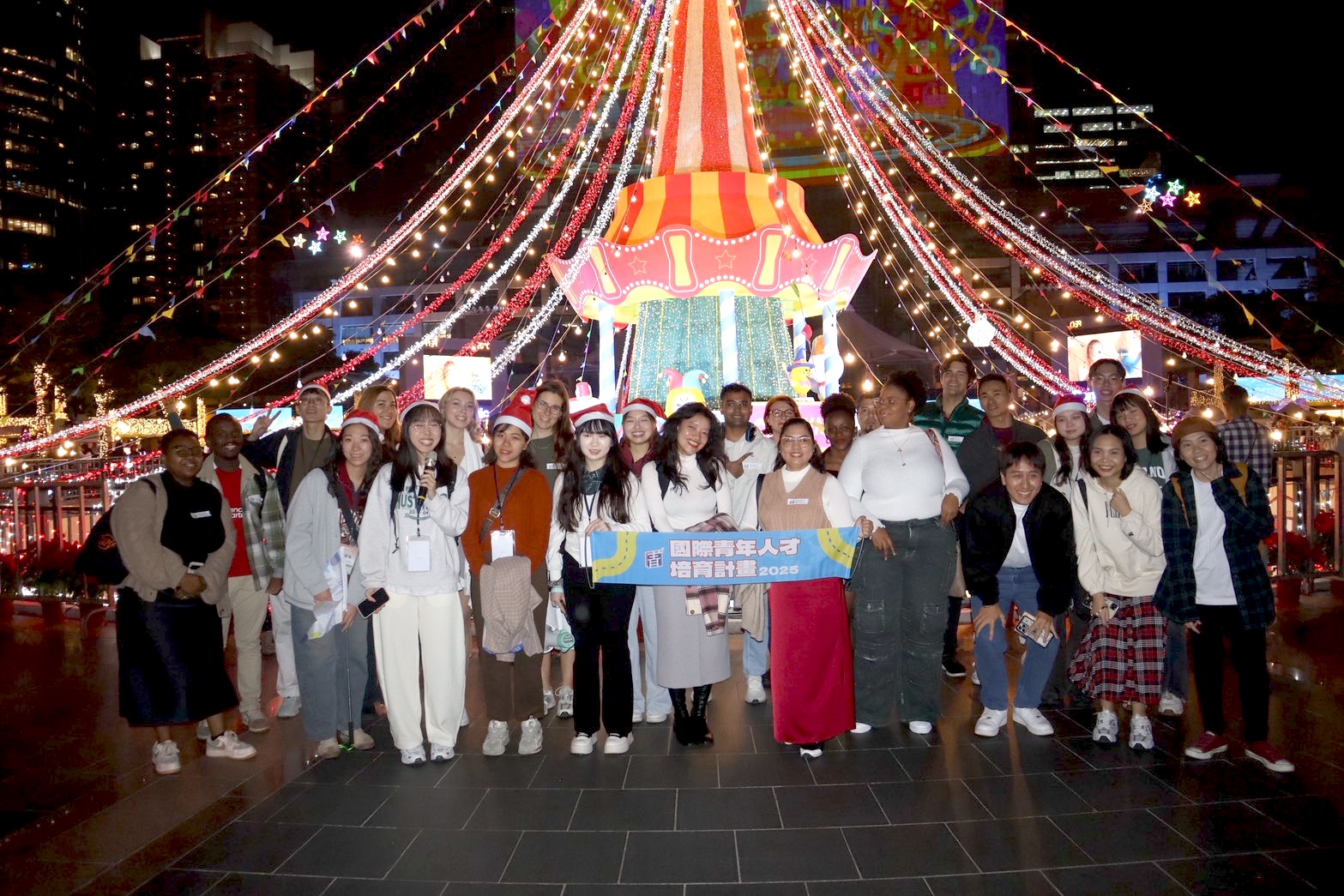 國際青年人才培育學員與外籍生於新北歡樂耶誕城開心合照。