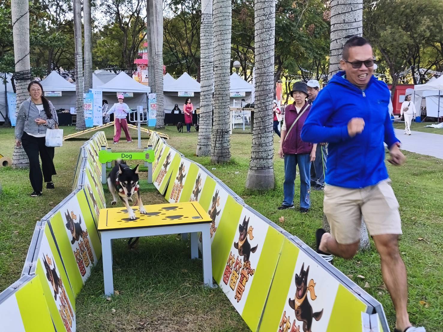  民眾帶著他們心愛的寵物參與毛寶貝趣味闖關競賽