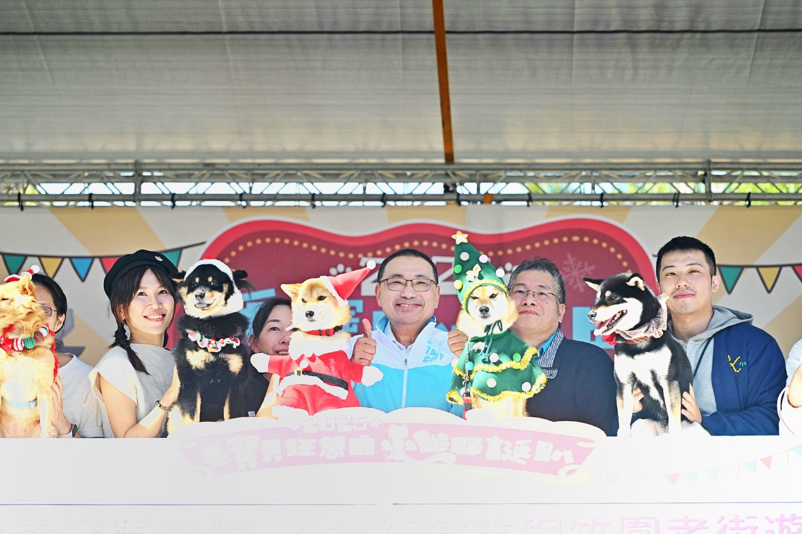 新北市長侯友宜今（29）日至板橋車站站前廣場參與「2025毛寶貝狂想曲樂遊耶誕趴」