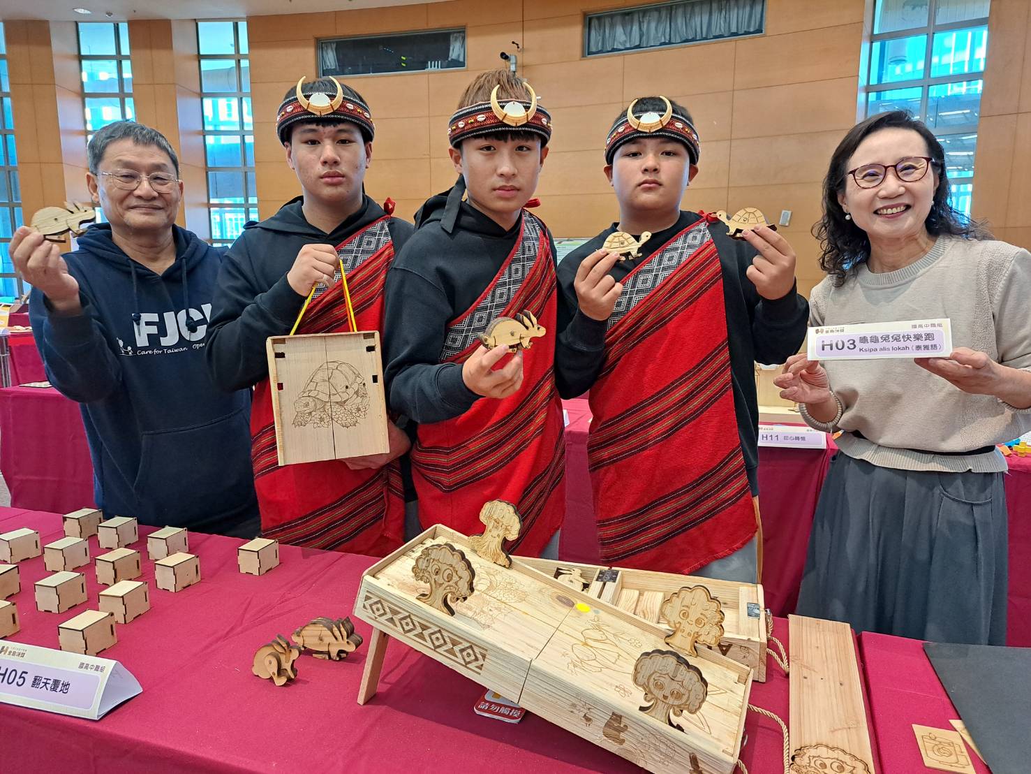  來自桃園復興鄉泰雅族三位原住民同學張豐碩、宗詝尋、曾健祥，共同創造了「龜龜兔兔快樂跑」，左1為林志勇老師，右1為輔大醫院人文處長呂慈涵