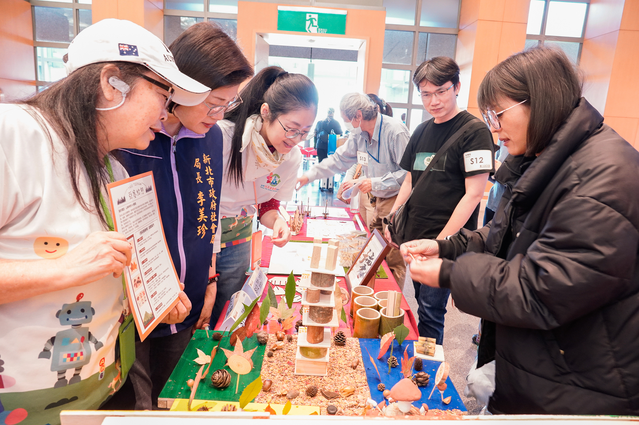  至善基金會部落教師開發「亞塞給怒-野生香菇」，使用木板、果實、香菇等自然素材，並延伸出多種玩法，帶領孩子玩出漫步森林氛圍與部落長輩採菇記憶。