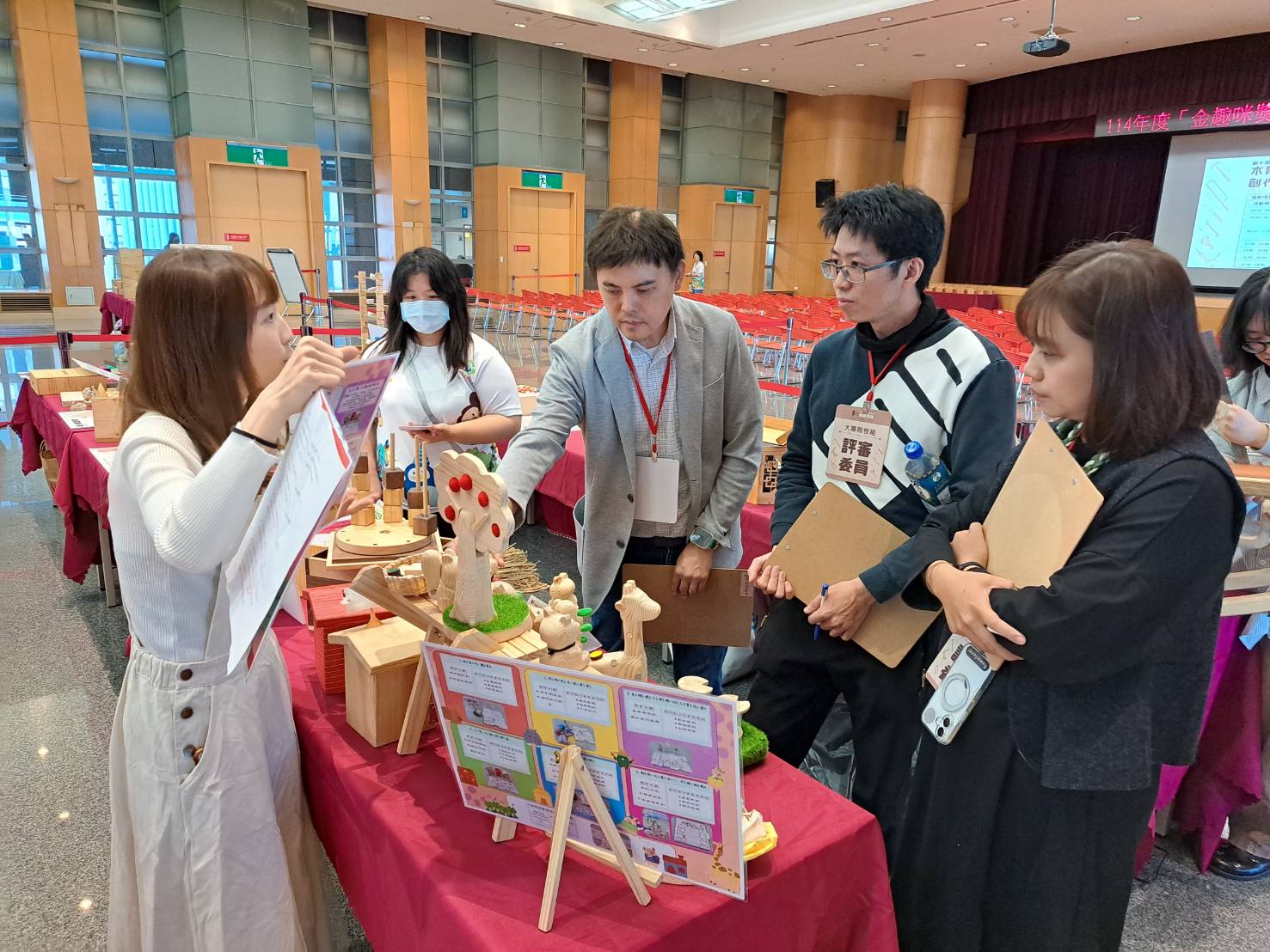 獲得第一屆冠軍的張宇文（右2）在得獎後轉職專注投入玩具創作，今年應邀擔任評審