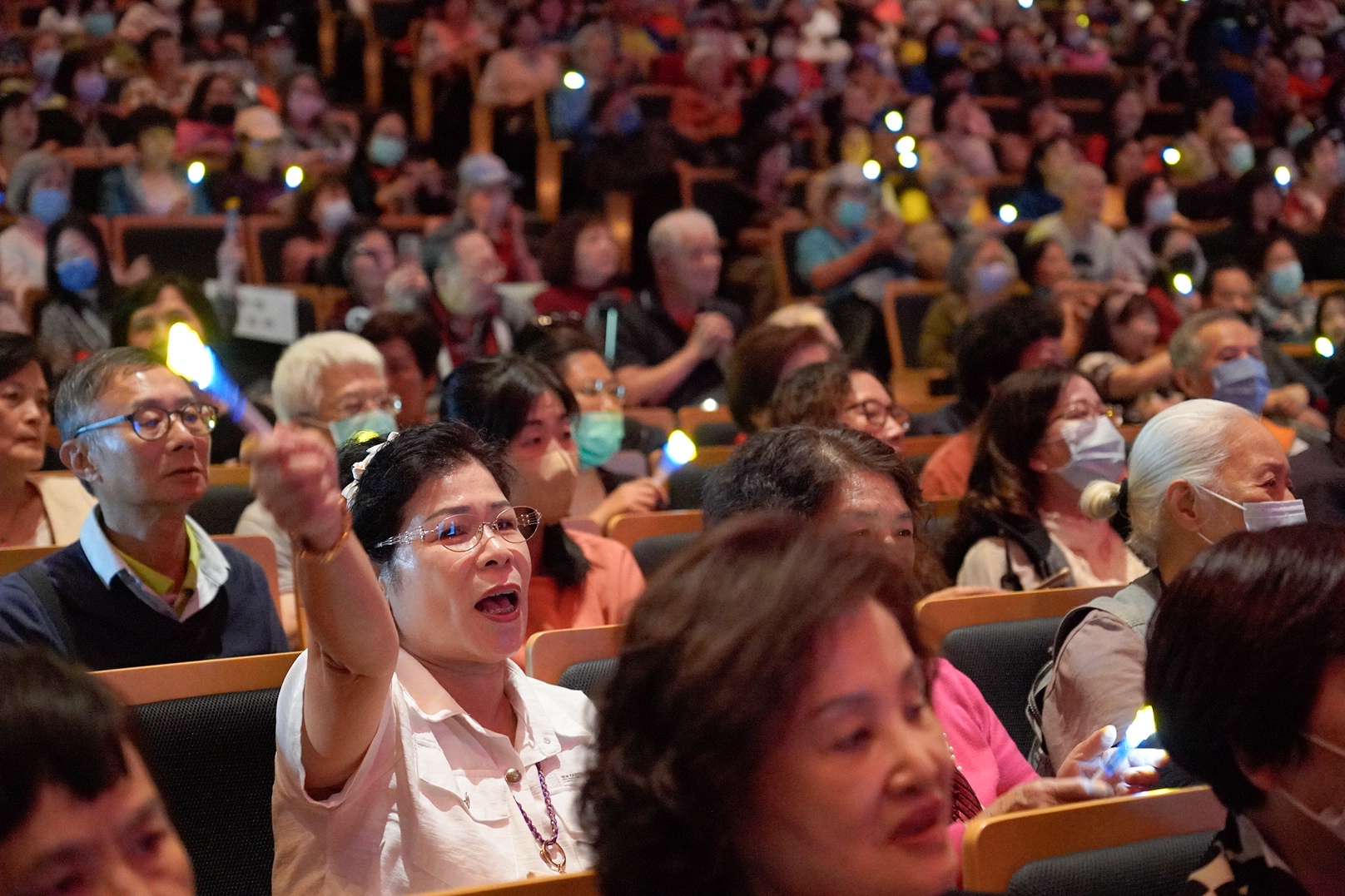 志工開心地聆賞歌聲