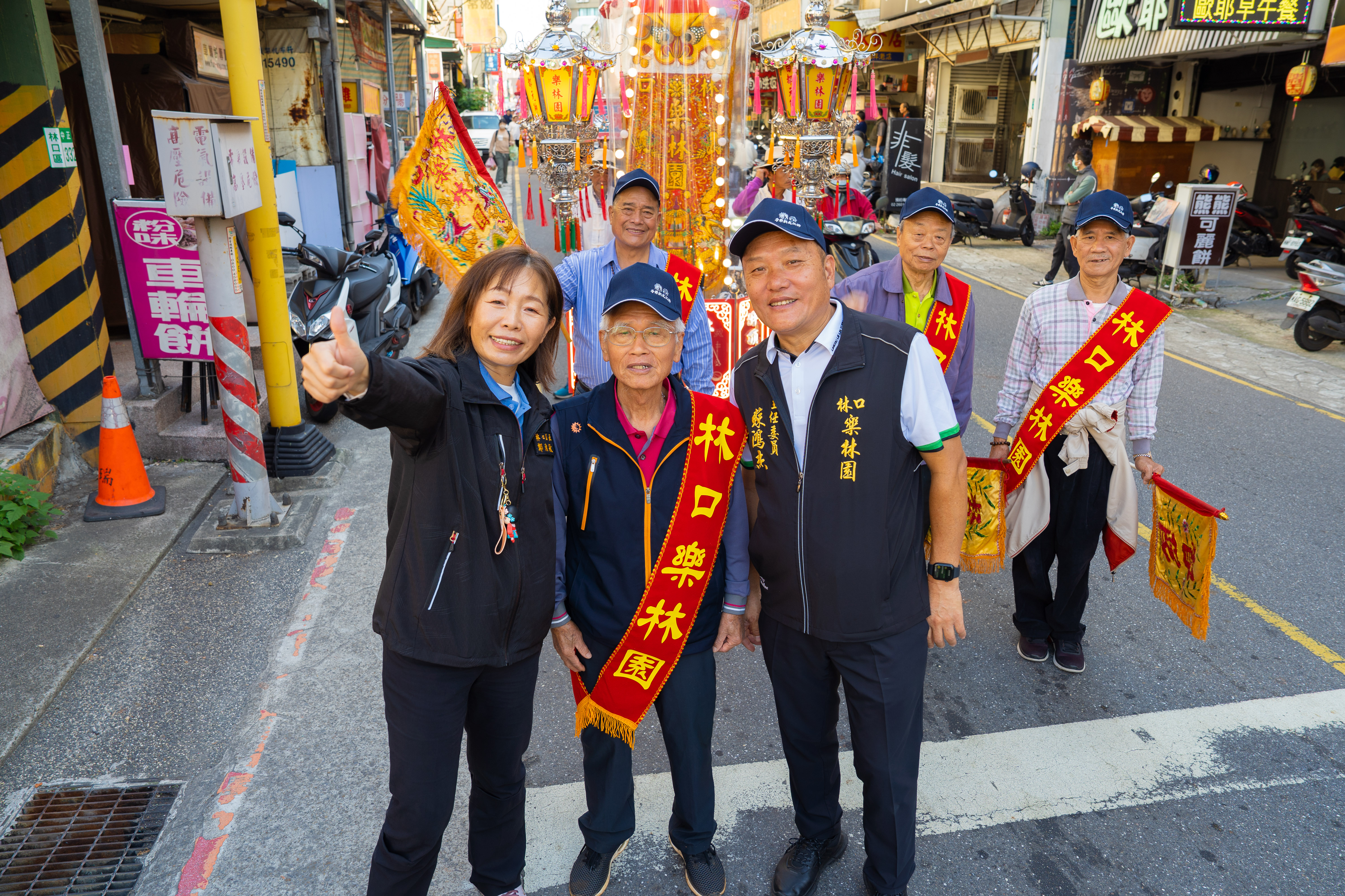 07.鄭淑敏區長親自陪繞境隊伍一起感受傳統文化氛圍