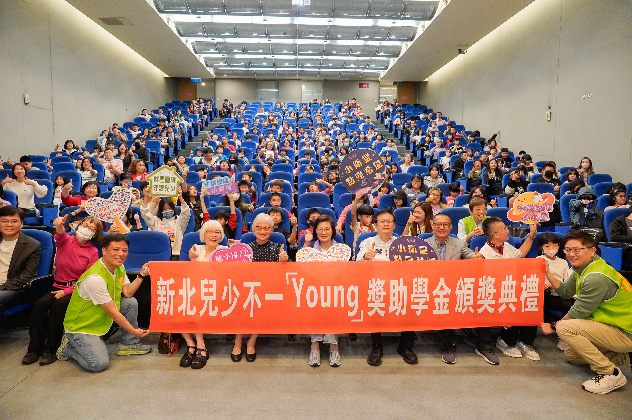 財團法人聞哲全人教育基金會贊助，與新北市社會局、教育局合辦獎學金計畫邁入第7年，29日舉行頒獎，共216人獲獎