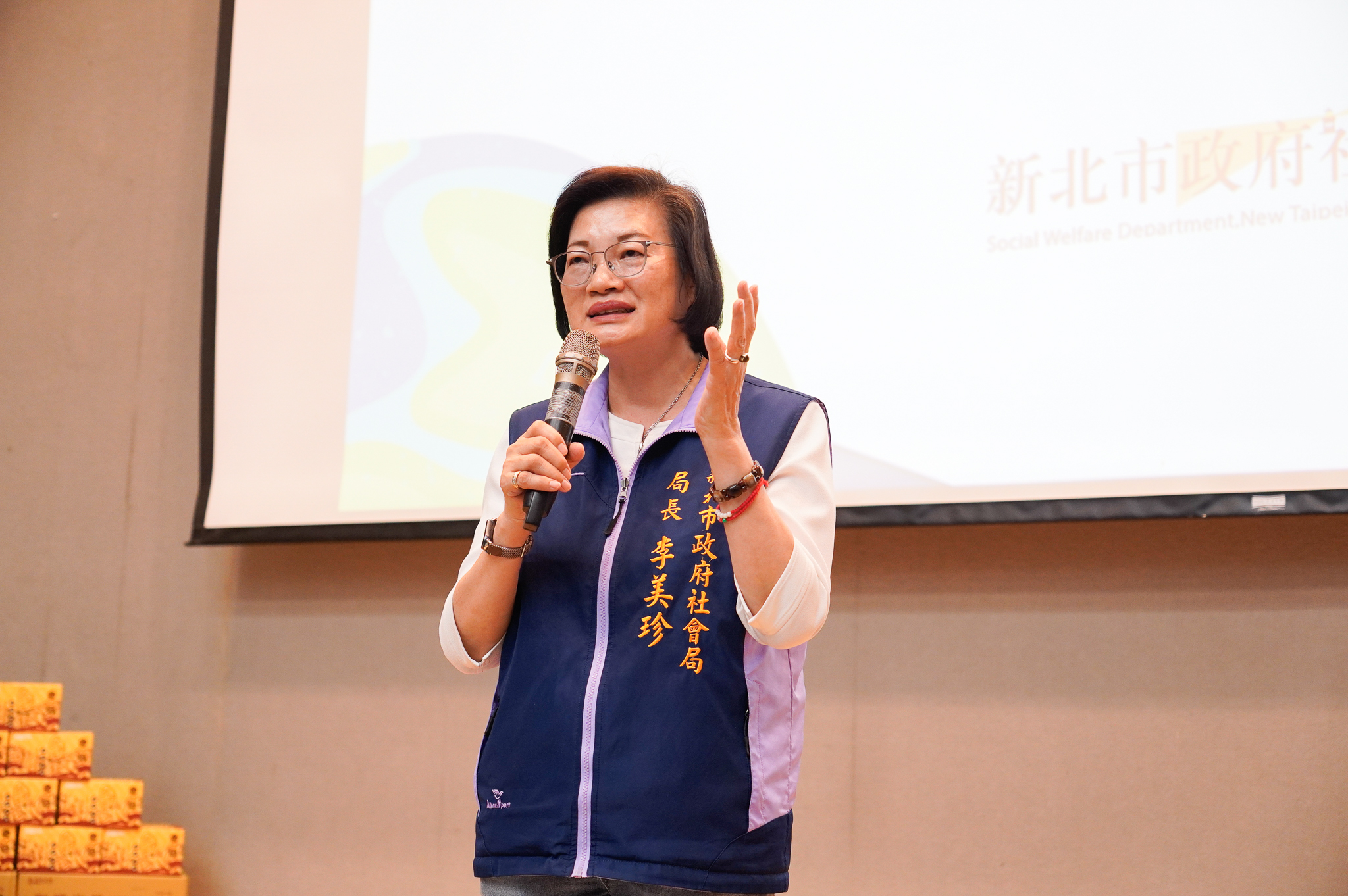 社會局長李美珍感謝聞哲教育基金會長期與市府合作，用實際行動支持弱勢家庭與學子