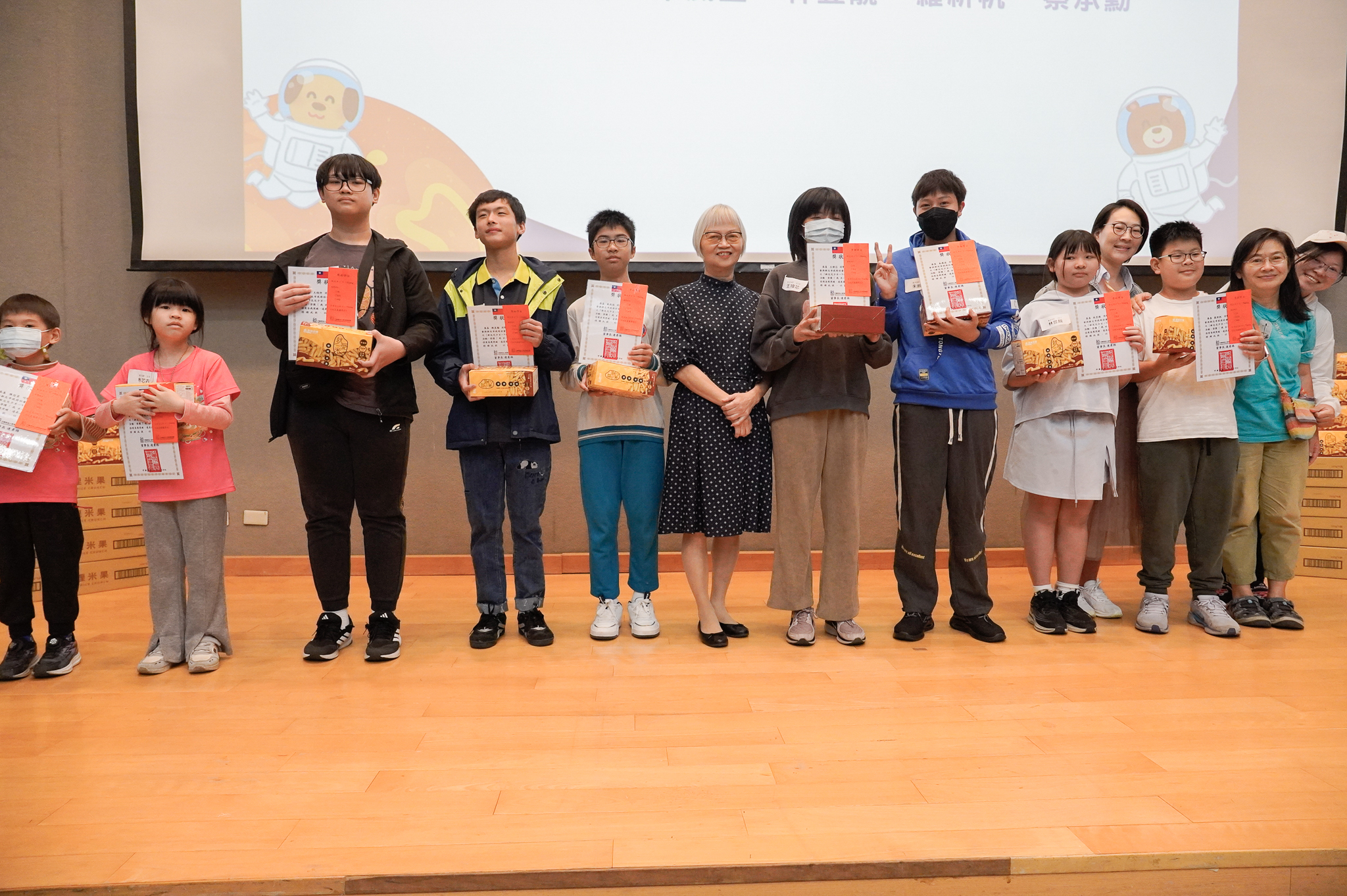  頒獎現場 中為基金會董事長連素株