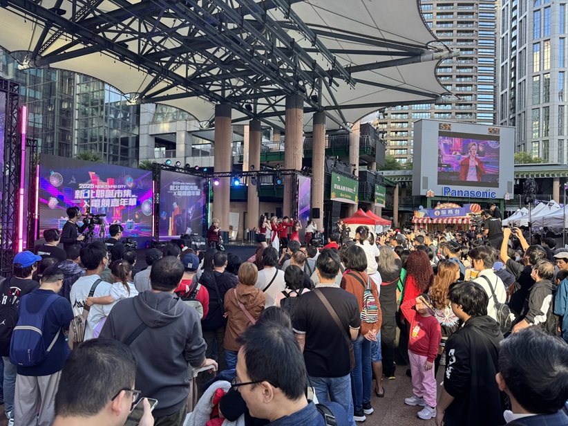 今(114)年更首次將耶誕市集與電競嘉年華結合，成功吸引跨年齡層民眾到場參與，提升電競議題能見度的同時，也帶動周邊店家消費，為新北冬季城市活動注入更多活力
