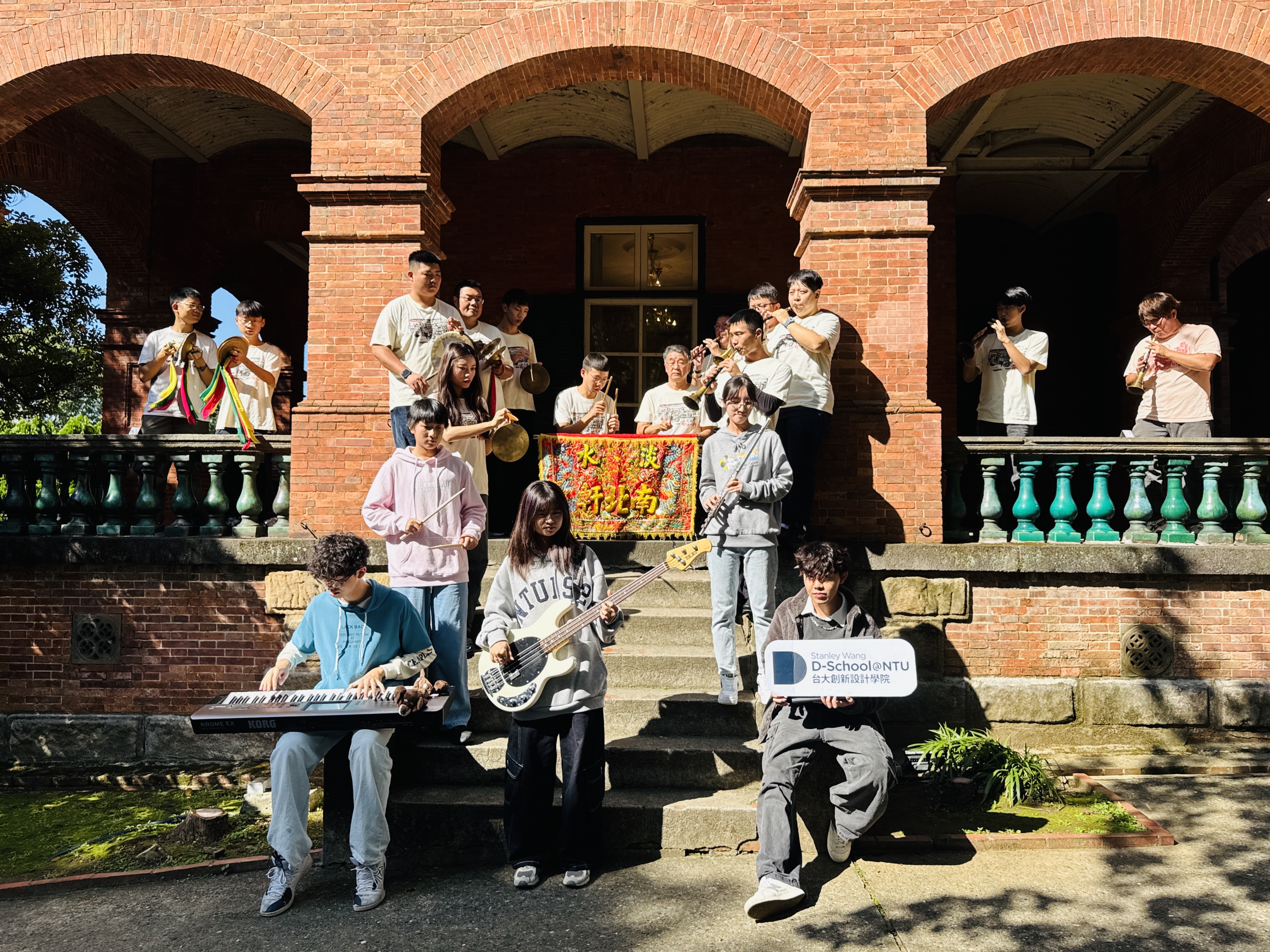 新北市立淡水古蹟博物館將於12/7（日）在淡水紅毛城舉辦戶外音樂會「風入松SONATA-淡水聽」，由新北文化獎得主「淡水南北軒」藝師與臺大創新設計學院18位學生共同演出。