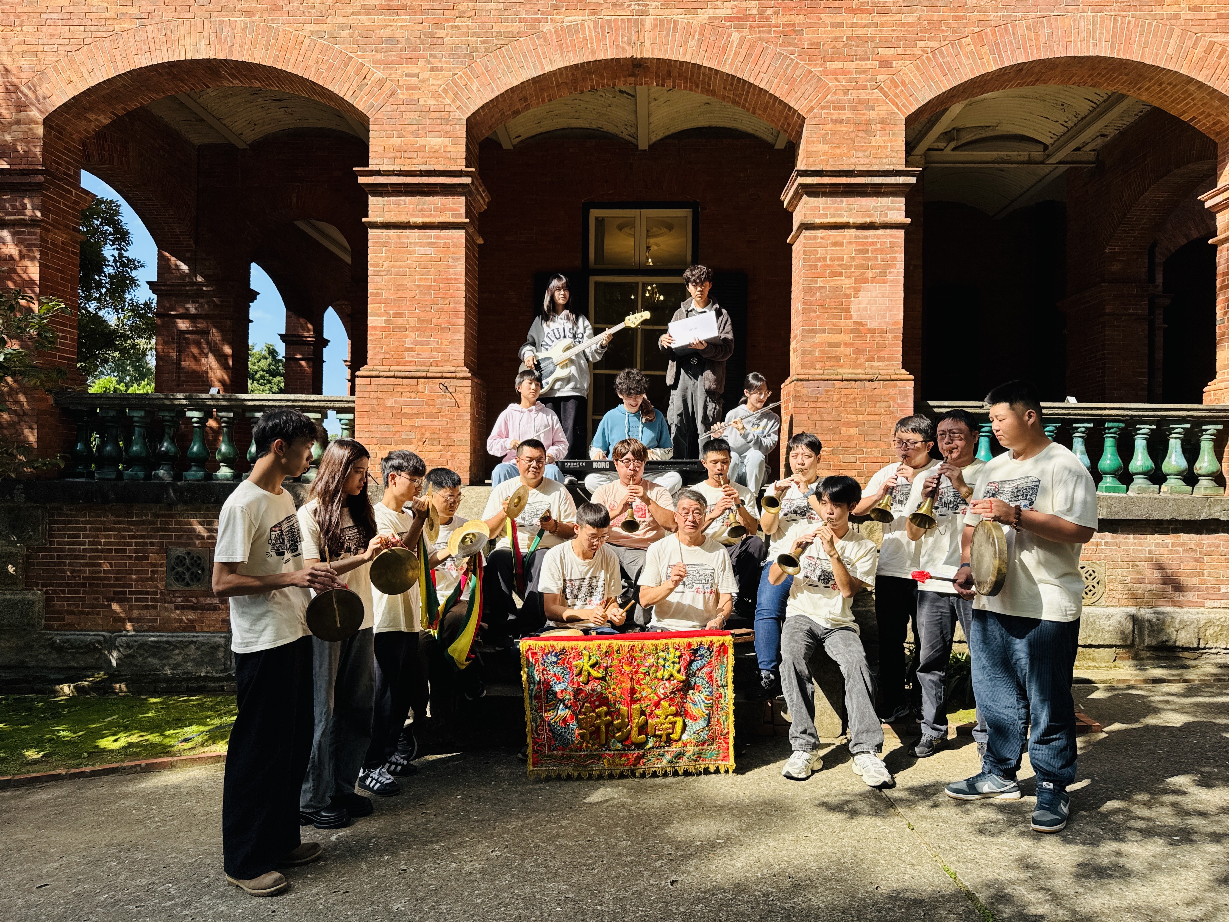 淡水古蹟博物館將於12/7（日）在淡水紅毛城舉辦戶外音樂會「風入松SONATA-淡水聽」，由新北文化獎得主「淡水南北軒」藝師與臺大創新設計學院18位學生共同演出。