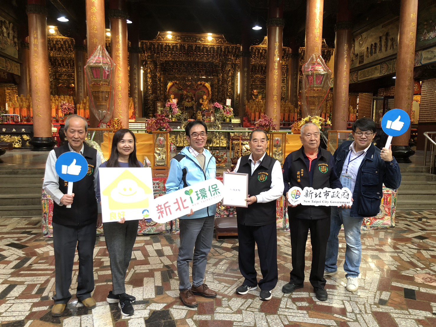 環保局及校方感謝土城五穀先帝廟捐贈空氣清淨機支持校園環境改善(環保局李俊毅簡任技正(左3)、土城五穀先帝廟主委林長寅(右3))