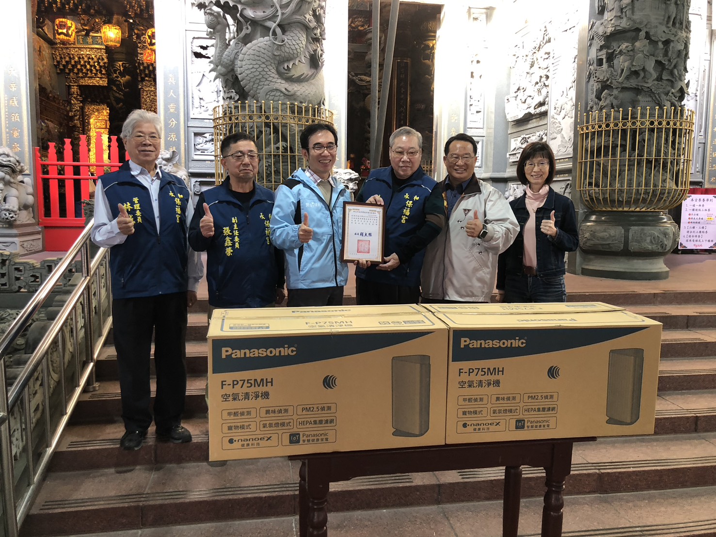  環保局及校方感謝永和保福宮捐贈空氣清淨機支持校園環境改善(環保局簡任技正李俊毅(左3)、永和保福宮主委陳水在(右3))