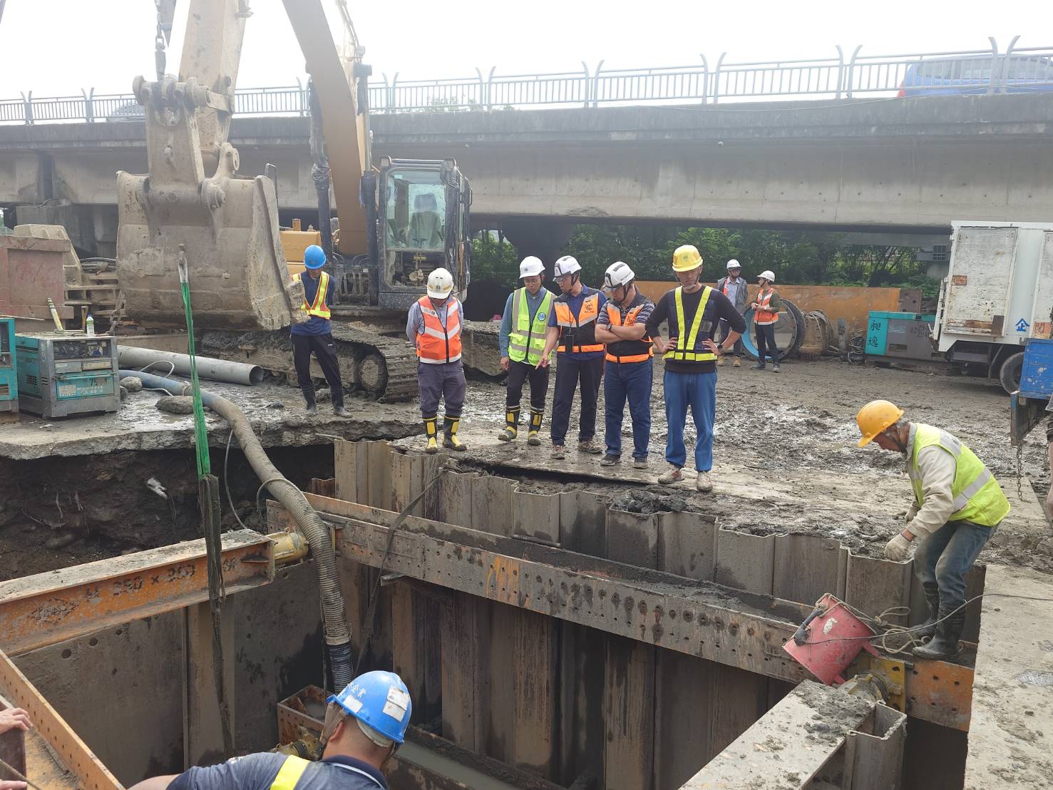 工務局長馮兆麟(左五)三度到場視察督工，掌握搶修工程進度。