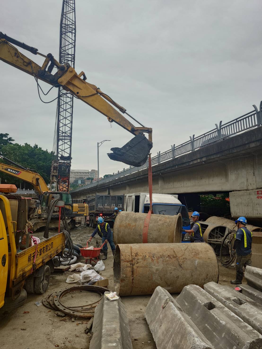 施工團隊進行置換管線作業。