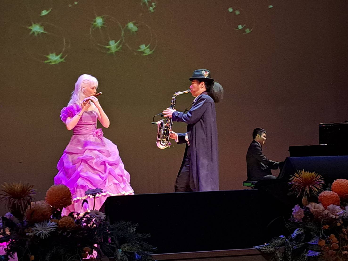 左起繆沁琳和吳柏毅吹奏生命、感恩父母等多首曲子，並合奏吳柏毅自創曲「Summer Kiss」，由電影逆光飛翔男主角黃裕翔鋼琴伴奏。