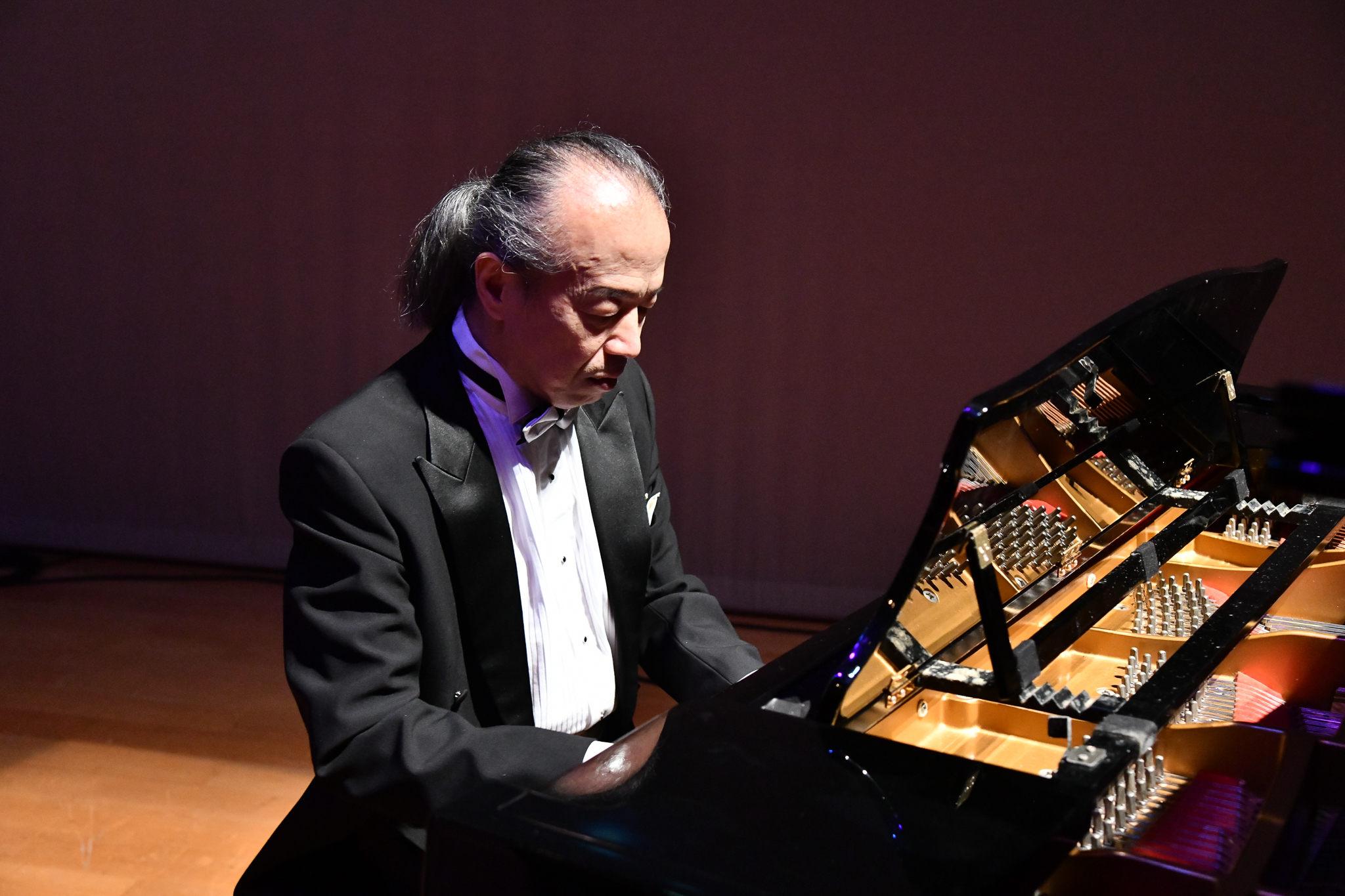 有「台灣貝多芬」美譽的古典鋼琴家黃東裕，以演奏蕭邦第二號詼諧曲作品31號開場.