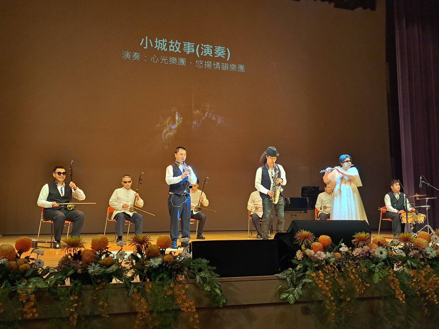  「心光樂團」結合「悠揚情韻樂團」，演奏鄧麗君何日君再來、夜來香、甜蜜蜜等組曲，由聲樂家徐百香（右2）主唱，為音樂會掀起另波高潮