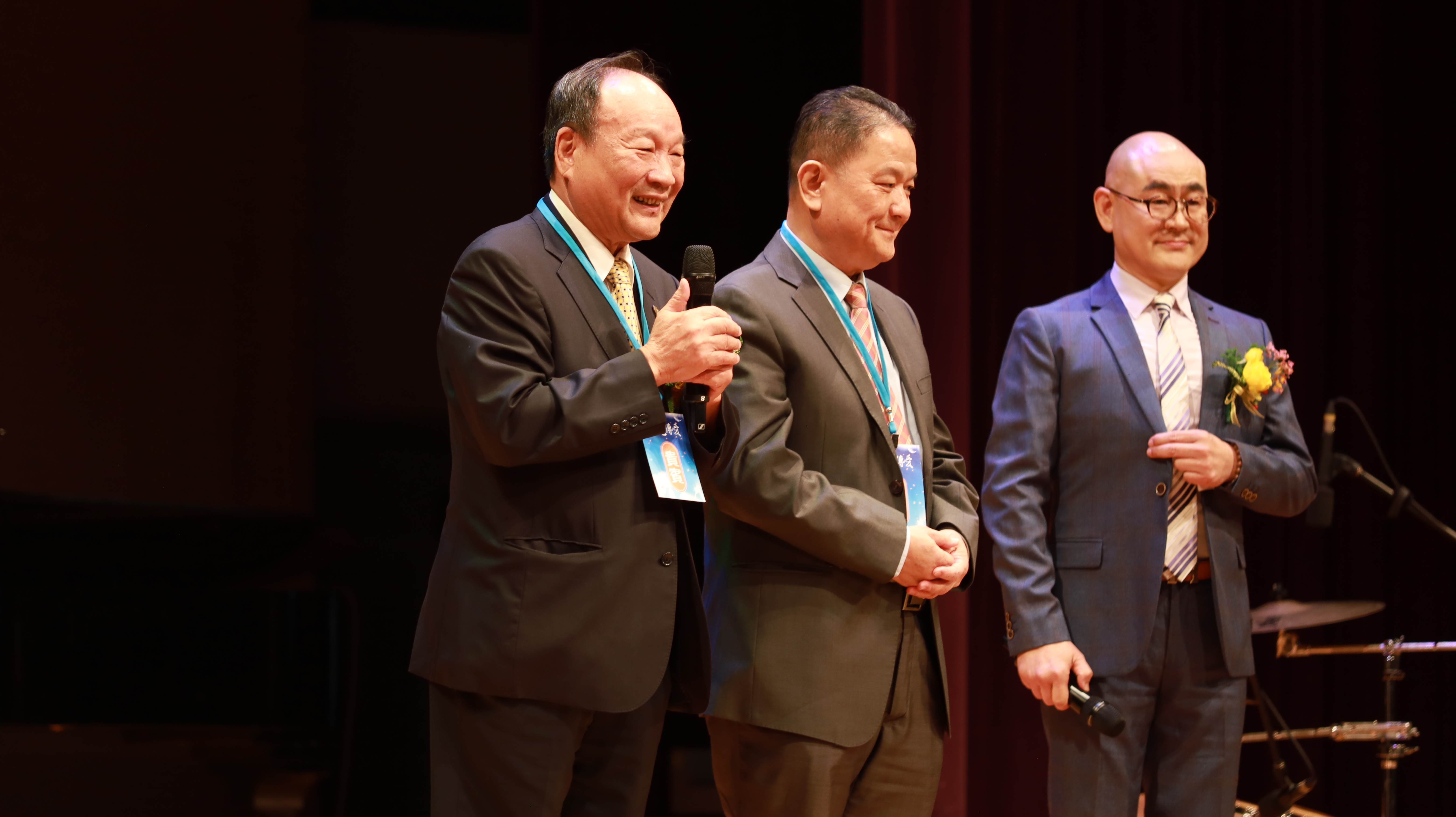 福智佛教基金會董事長陳耀輝（左）表示，天生我材必有用，中為安童文教基金會董事長許世昌 右為主持人陳尚耀