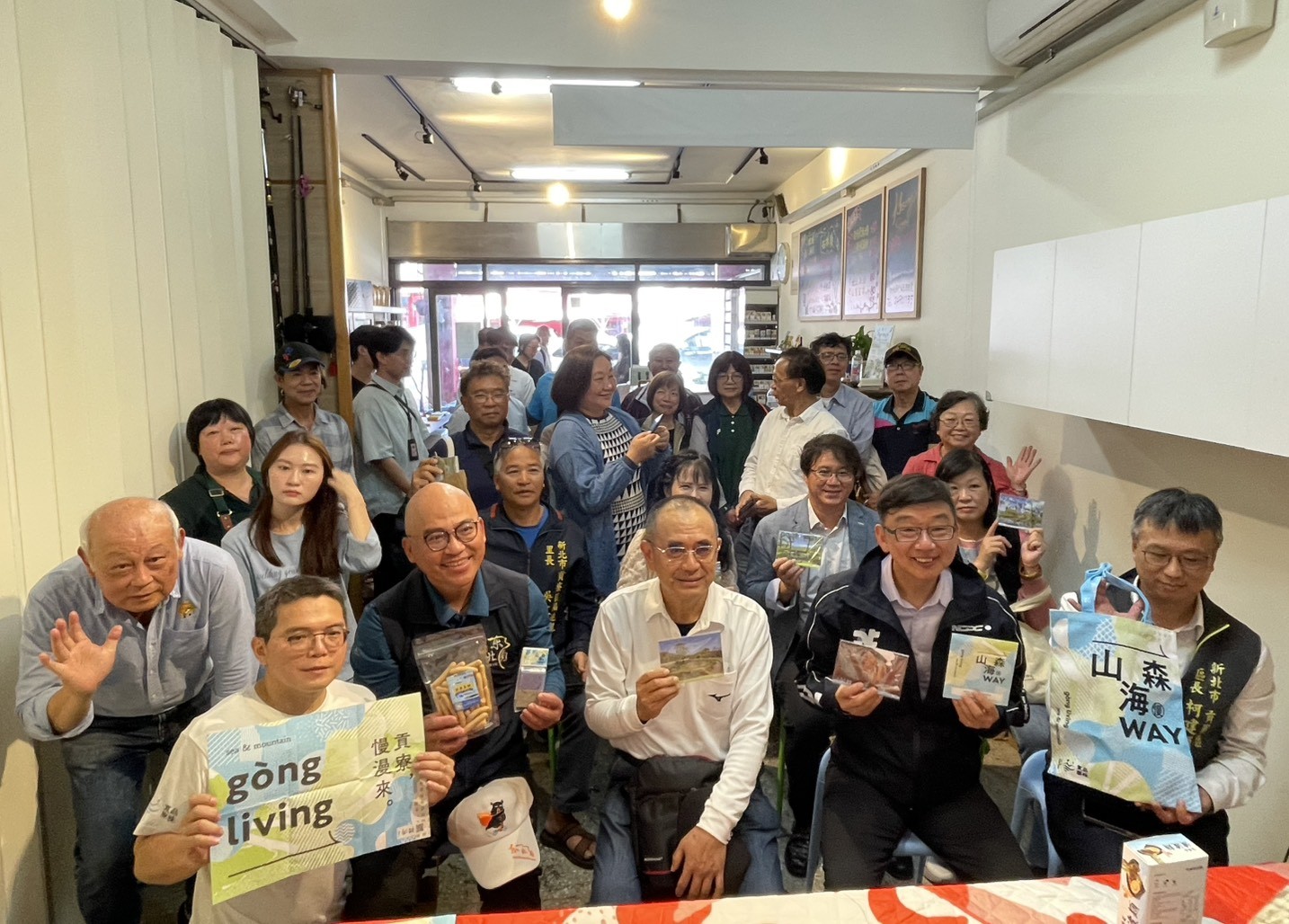 「品味貢寮」由在地創生夥伴共同組成，致力打造貢寮地域品牌，農業局長諶錫輝今(1)日出席「品味貢寮－淡蘭山海小旅行及伴手禮發表會」，宣傳6款新推出的客製化小旅行