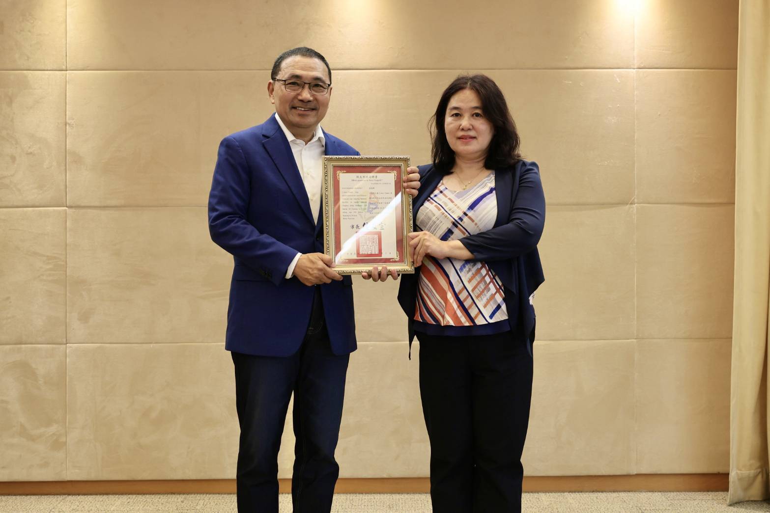 ▲新北市長侯友宜親自出席頒發委員聘書。(圖/新北市政府原民局提供)