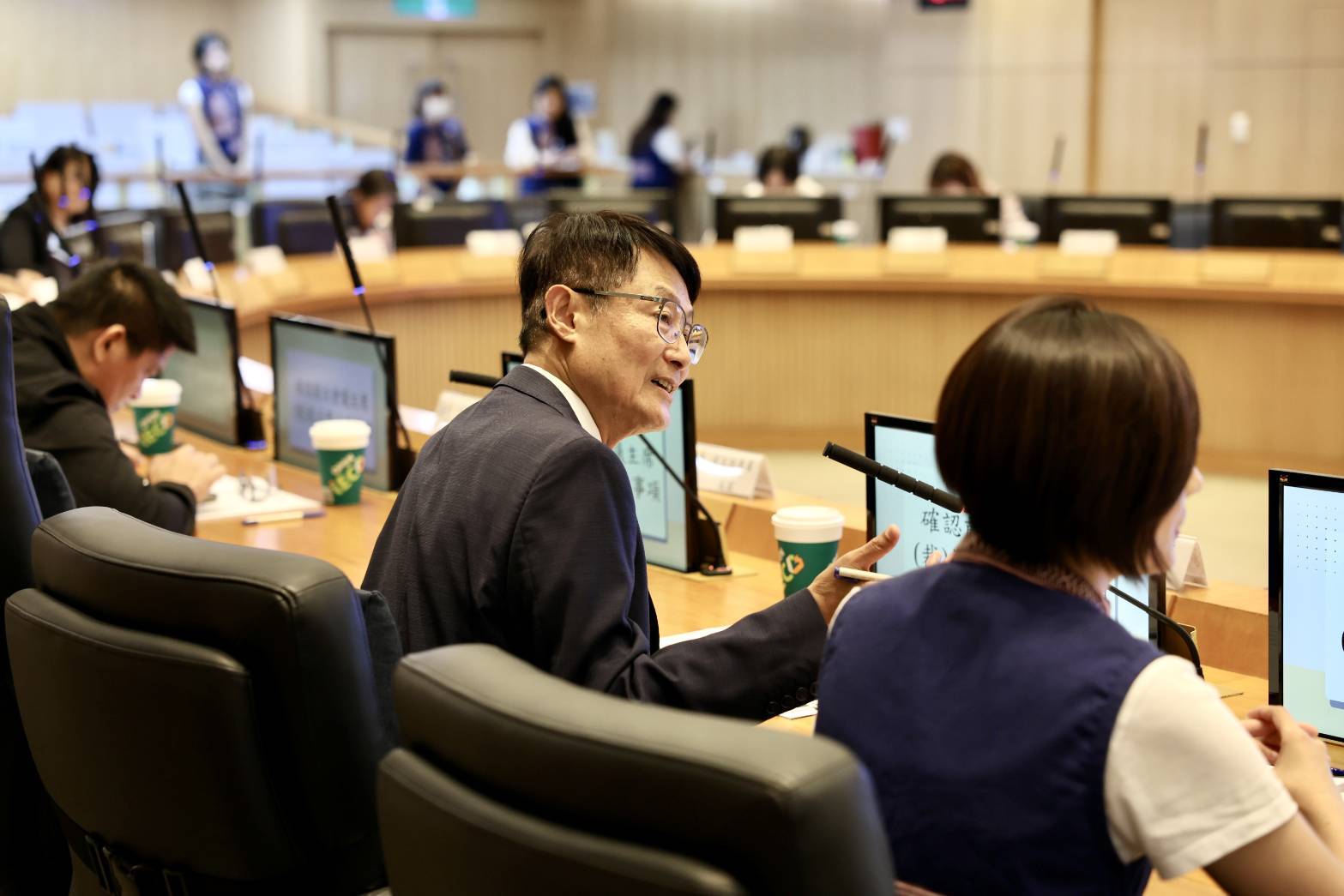 ▲由新北市副市長陳純敬主持會議，促進多元意見交流，集結各界專業經驗，為新北市政府推動原民政策提供有力助益。(圖/新北市政府原民局提供)