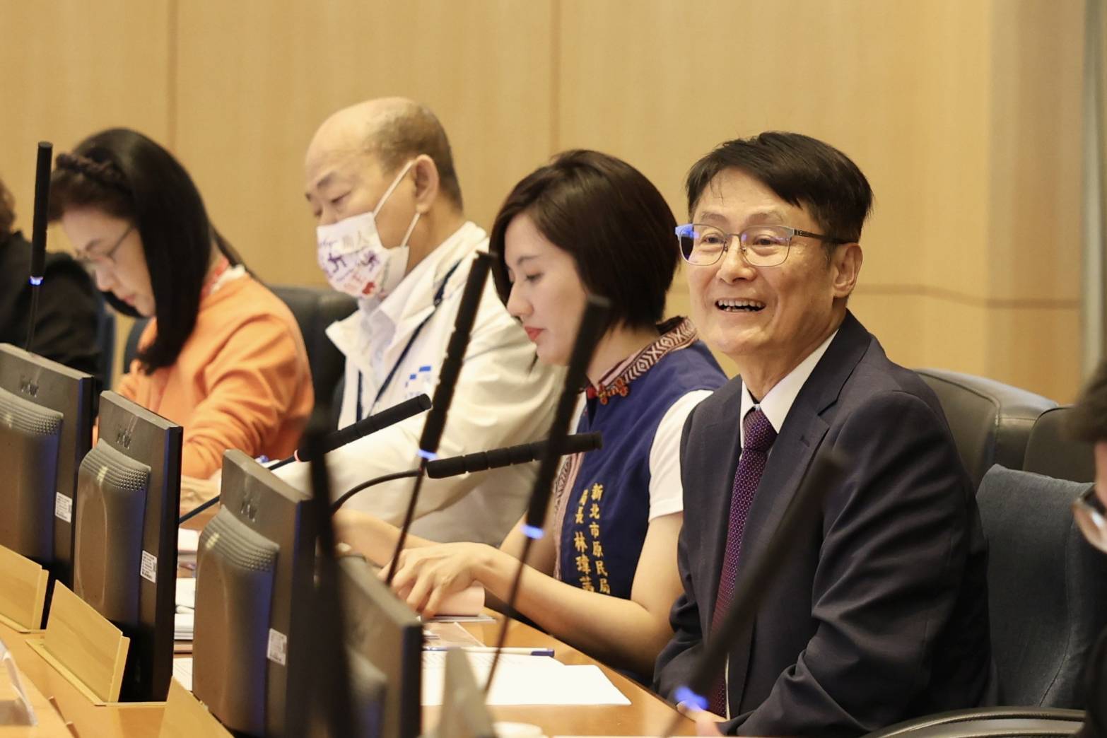 ▲由新北市副市長陳純敬主持會議，促進多元意見交流，集結各界專業經驗，為新北市政府推動原民政策提供有力助益。(圖/新北市政府原民局提供)