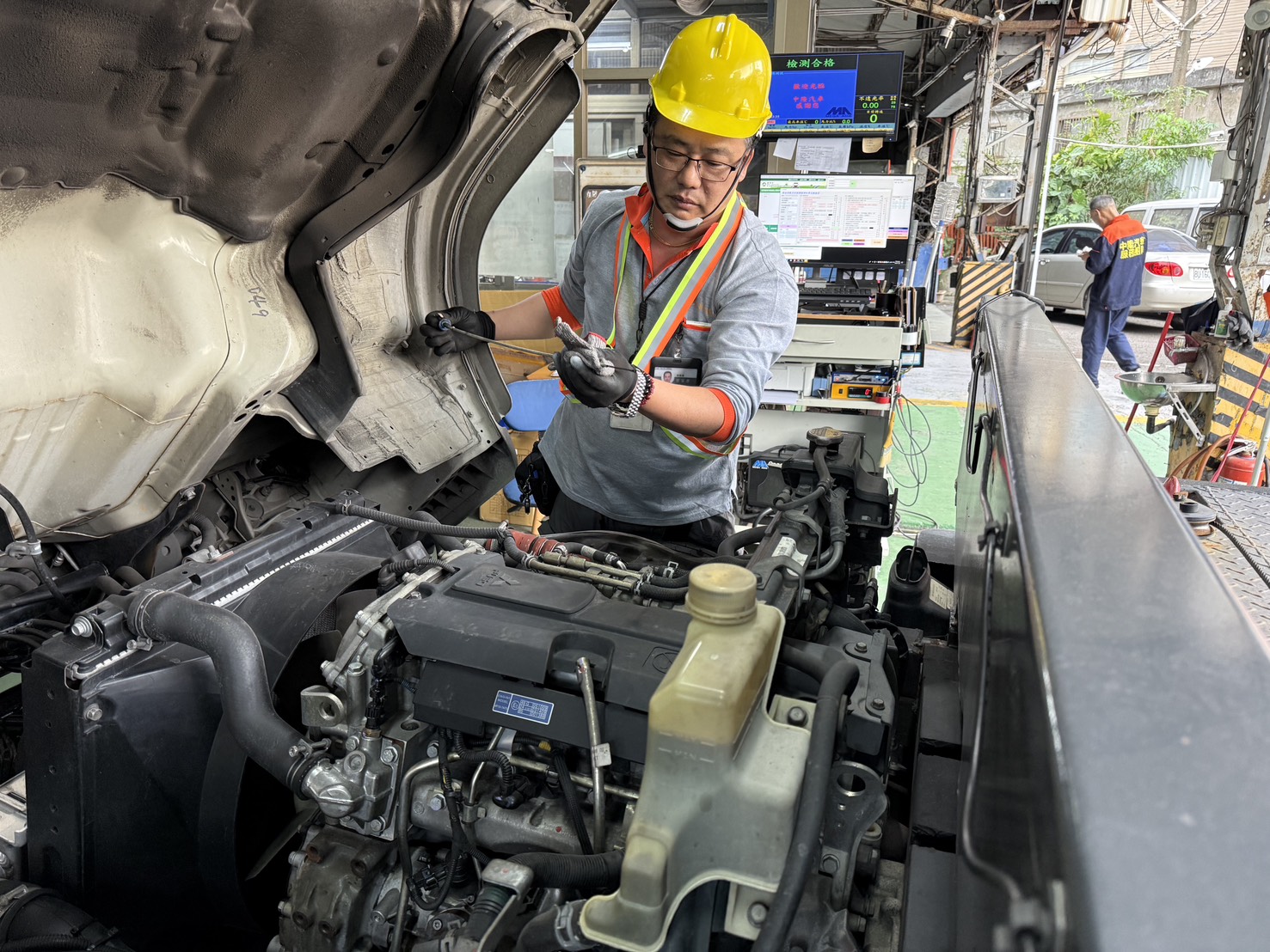 中隆汽車技師進行柴油車安全審驗