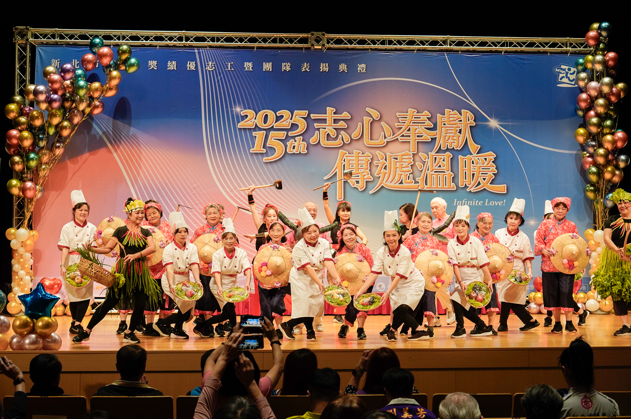 永和民權社區在表揚前表演牛犁上菜秀