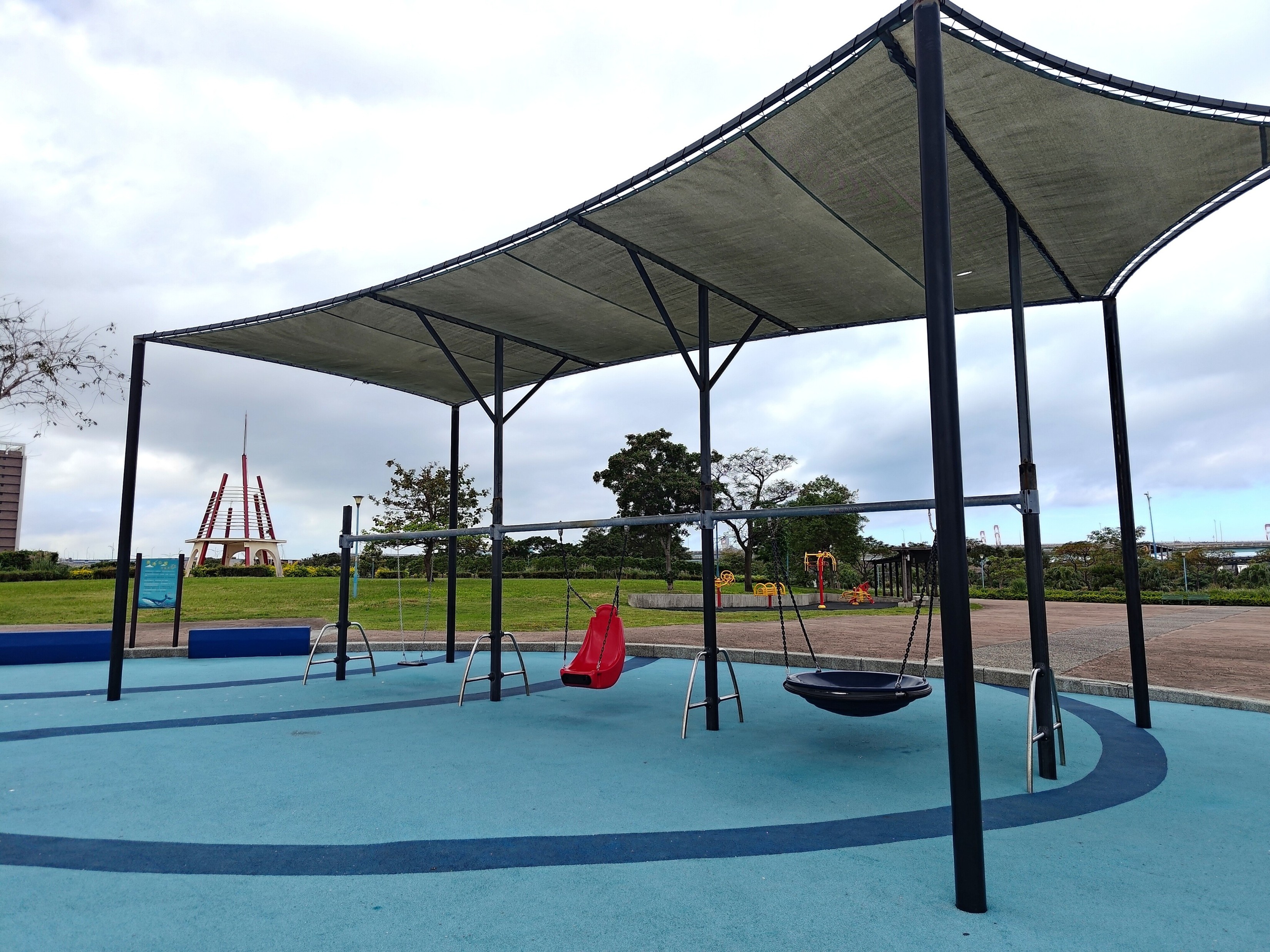 八里區商港公園遊戲區的鳥巢鞦韆，碗狀設計讓身障孩童可以更安全地享受盪鞦韆的樂趣