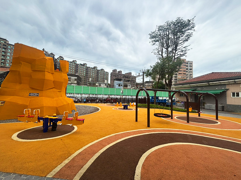 樹林區鎮前親子公園融入地方煤礦文化，遊戲區內打造全年齡化分齡分區遊戲場