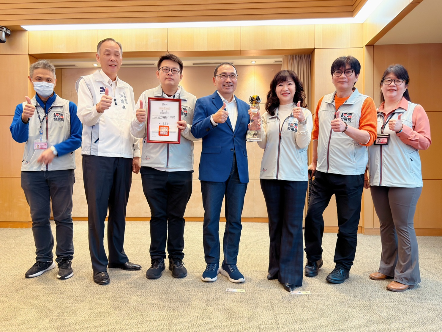 今（3）日由經發局長盛筱蓉(右3)代表於市政會議獻獎，將此廉能最高榮譽獻給市府團隊與全體市民共享榮耀