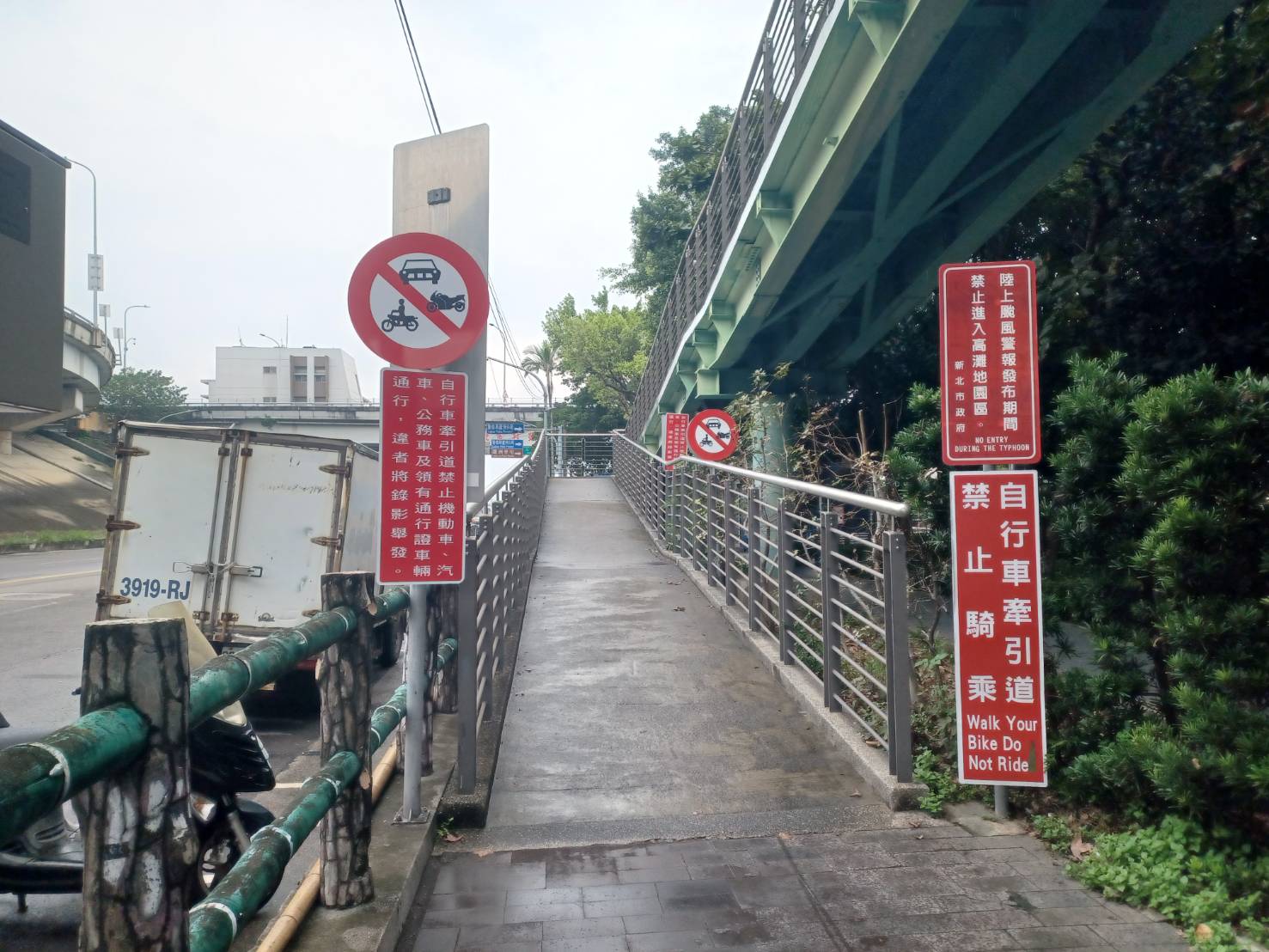 蘆洲蘆堤2號陸橋自行車牽引道(往微風運河方向)已設置車輛管制相關牌面