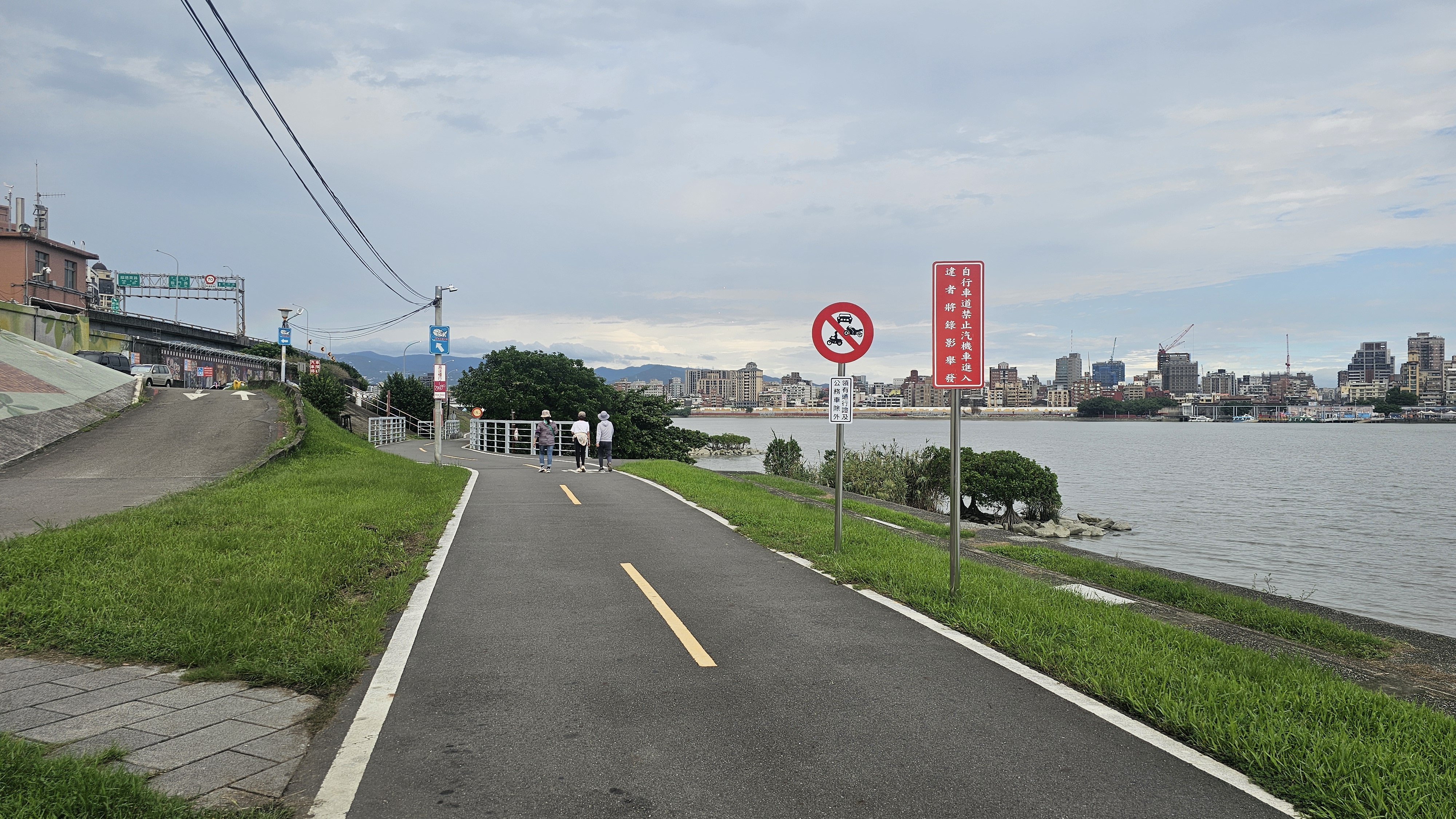 三重忠孝碼頭自行車道(往台北橋方向)已設置車輛管制相關牌面