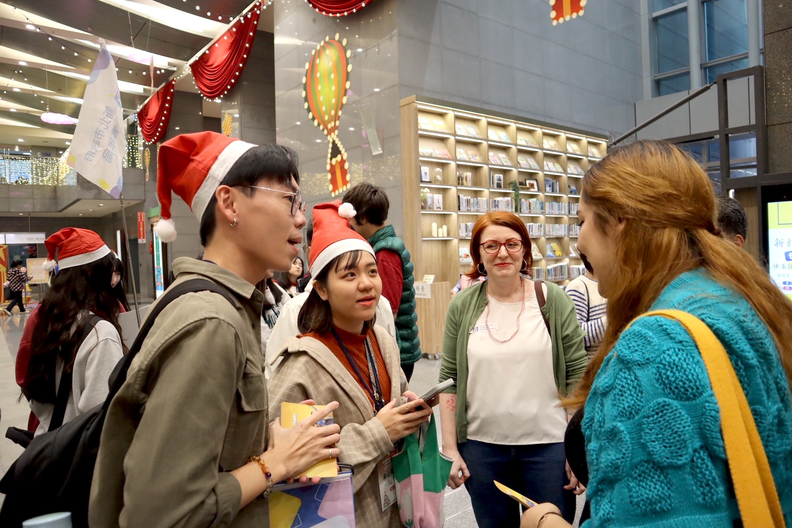 國際青年人才培育計畫學員為外籍學生導覽新北歡樂耶誕城。