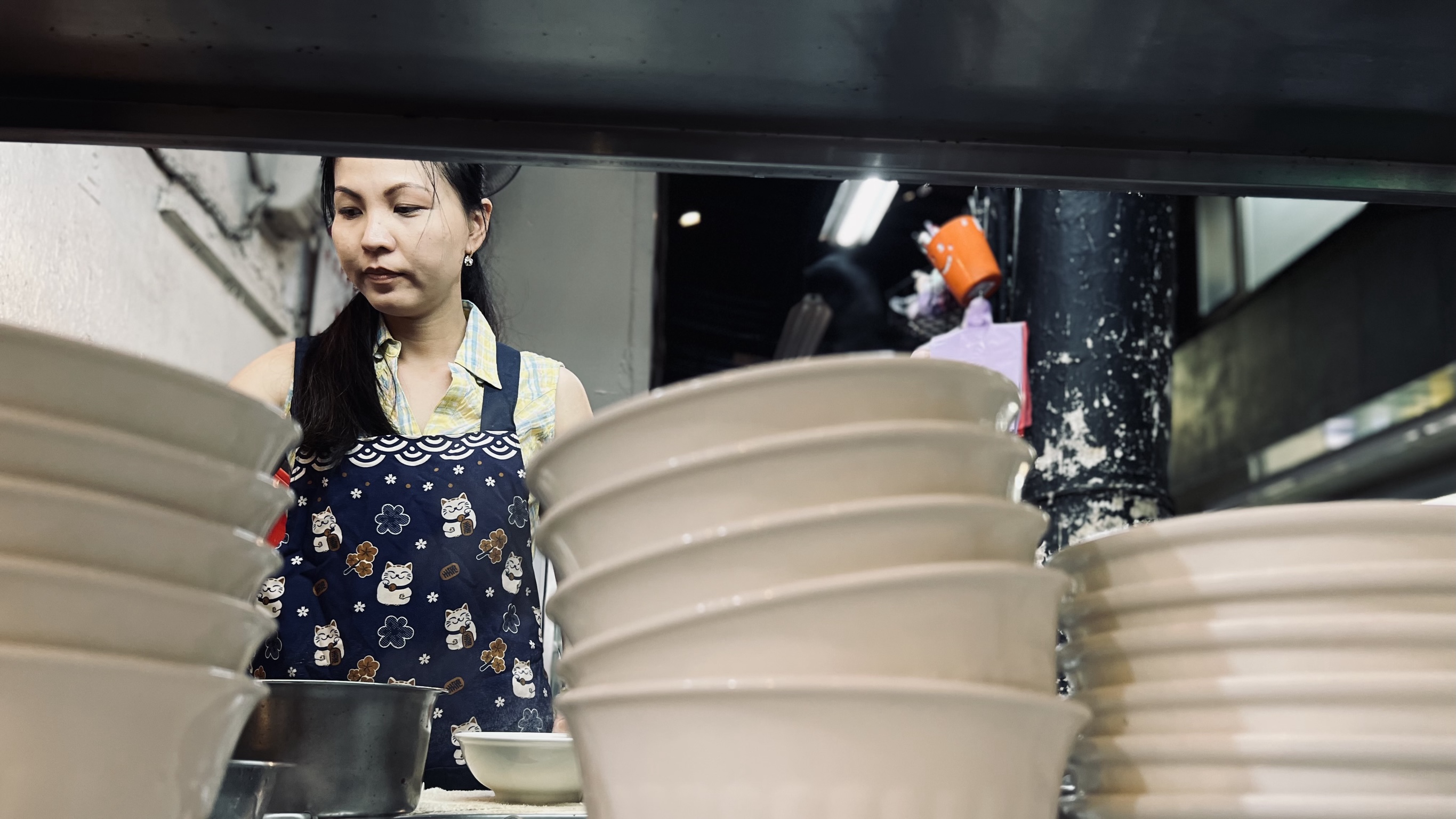  越南新住民陳秋柳在電影《左撇子女孩》片中飾演在單親媽媽淑芬的麵攤打工（陳秋柳轉電影公司提供）