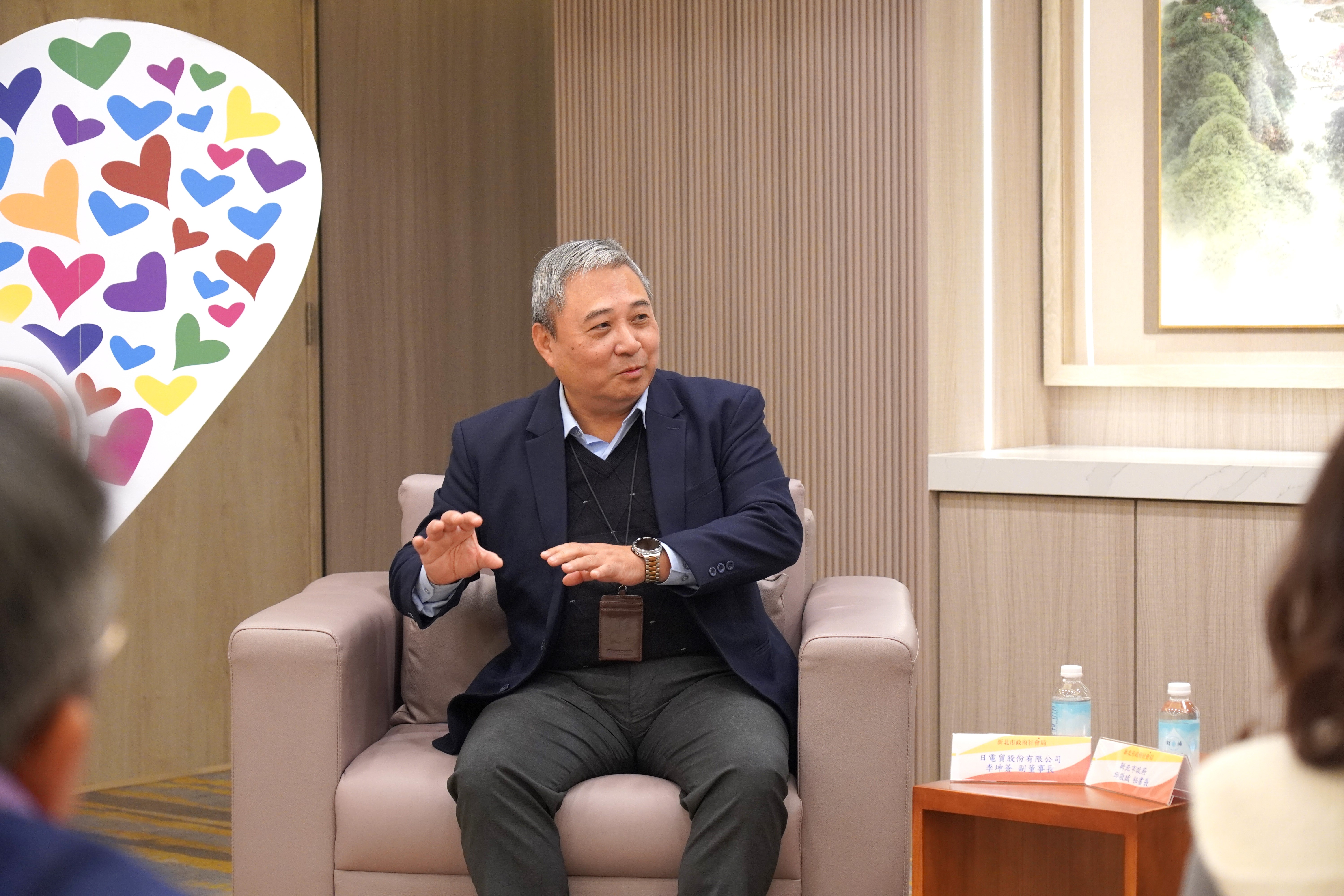 日電貿股份有限公司6年捐14輛復康巴士，副董事長李坤蒼表示，公司將持續在公益的路上，腳步不會停歇