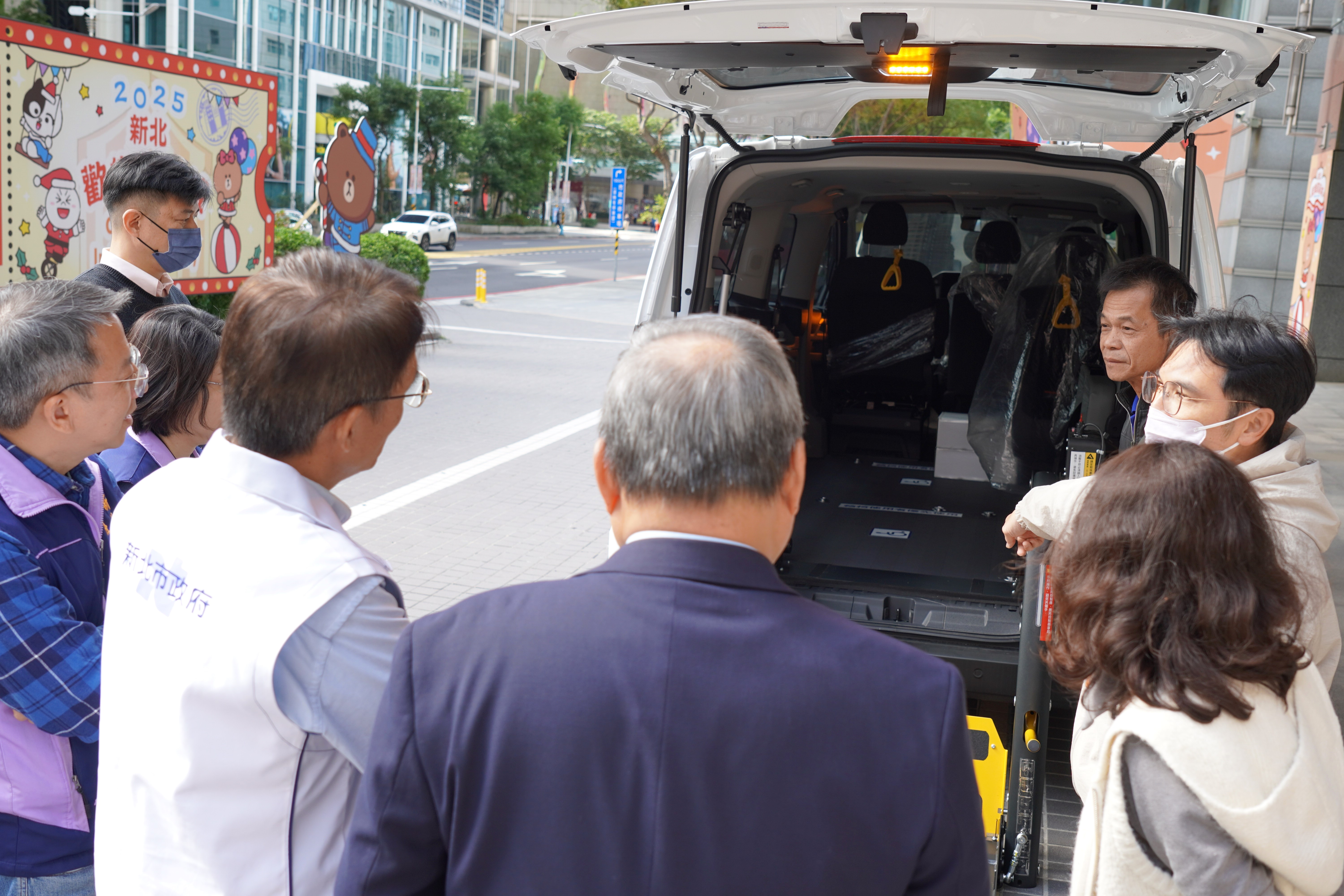 日電貿今年捐贈「可雙輪椅同乘」的車型，可一次服務兩位輪椅使用者，能有效提升復康巴士運輸量能