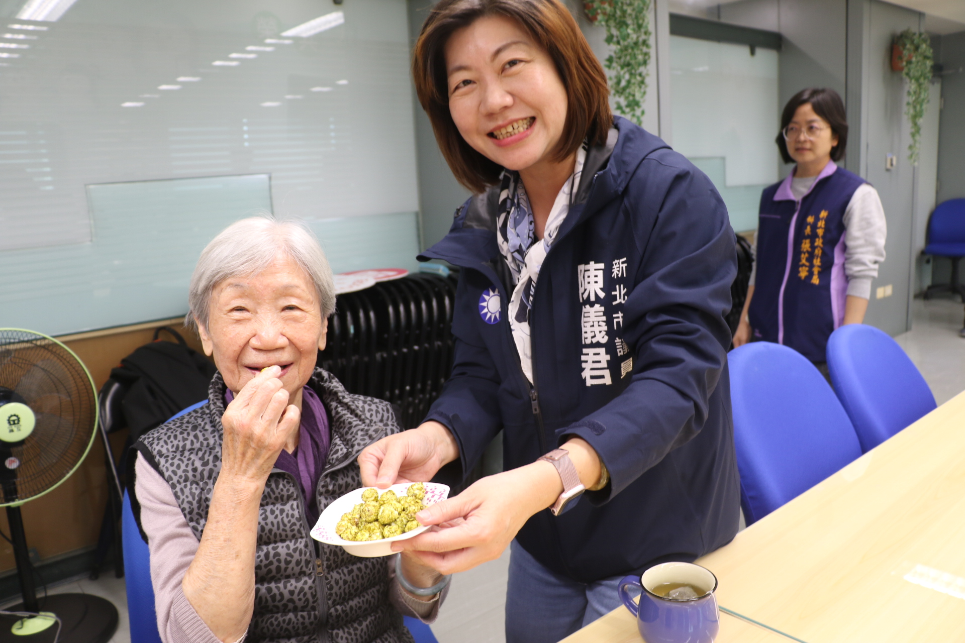  陳儀君議員還特地帶了由包種茶製成的爆米花給奶奶作為茶配