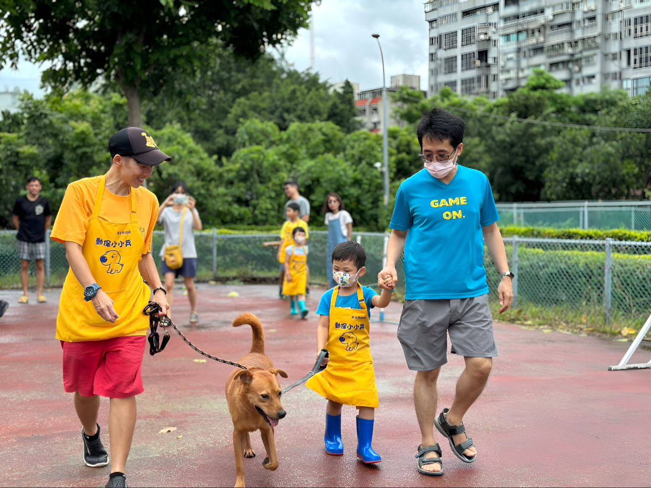  Summer老師帶領小小兵學習正確遛狗技巧，課堂中親身示範與互動。