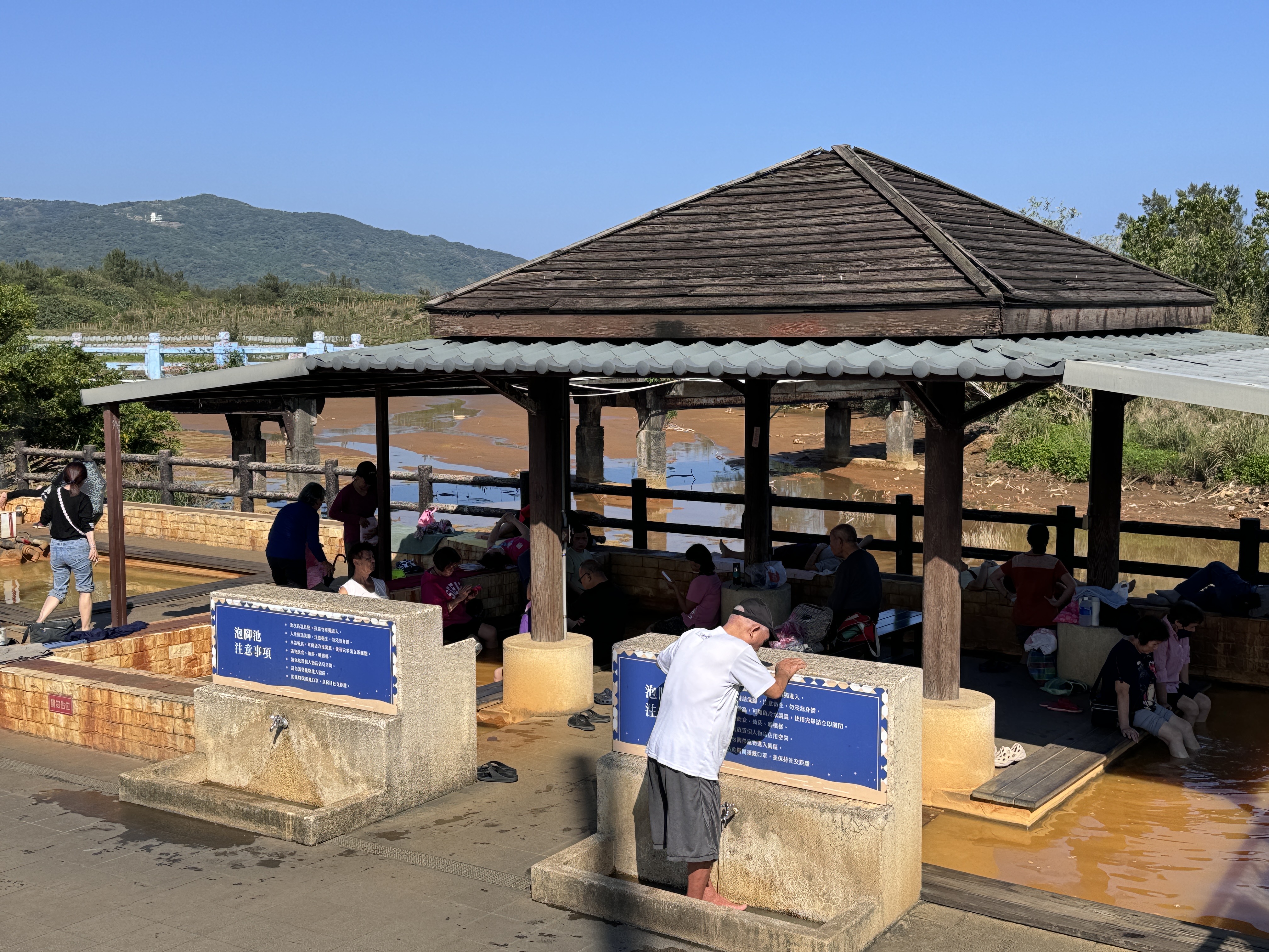 磺港溫泉公共浴室，泉質富含鐵質呈現金黃色，素有「黃金之湯」美譽