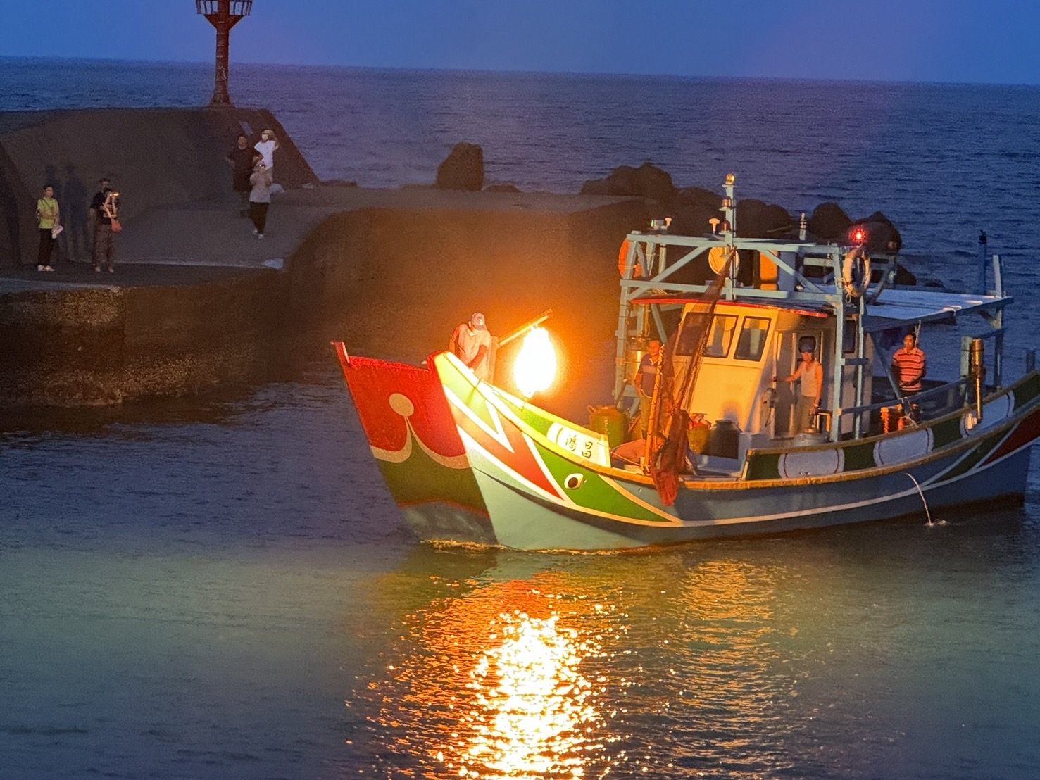 「蹦火仔」是金山獨有的百年傳統漁業文化