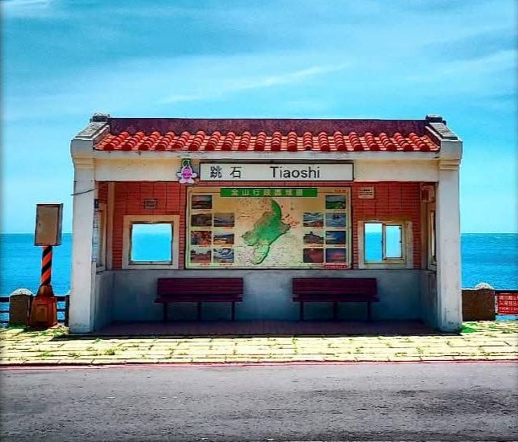 跳石海岸沿岸有一個「跳石公車站」，被譽為臺灣最美公車站，吸引許多遊客專程前來拍照打卡