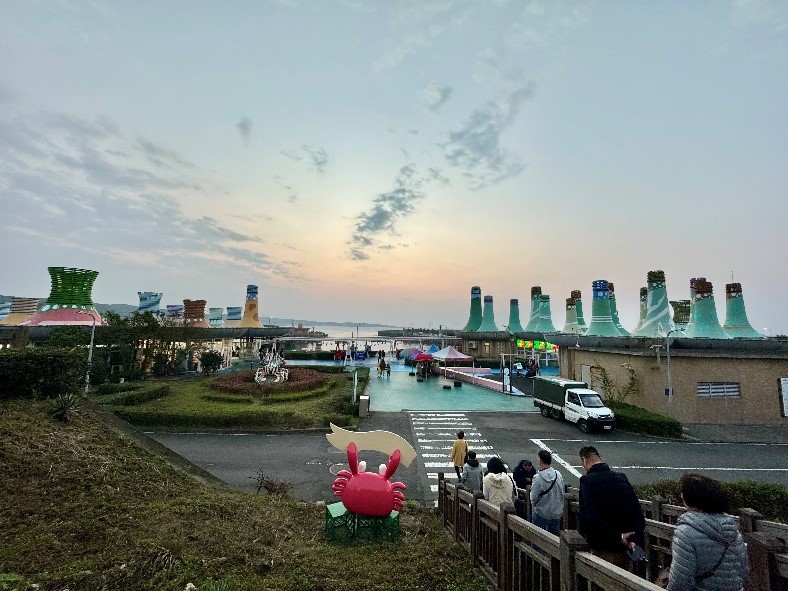 富基魚市外觀是充滿異國情調的墨西哥帽造型屋頂