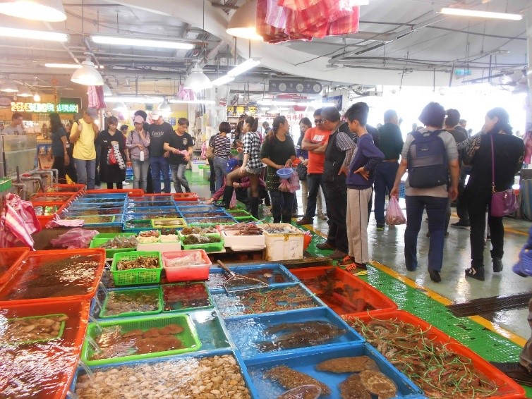 富基魚市水攤販售各式新鮮海產
