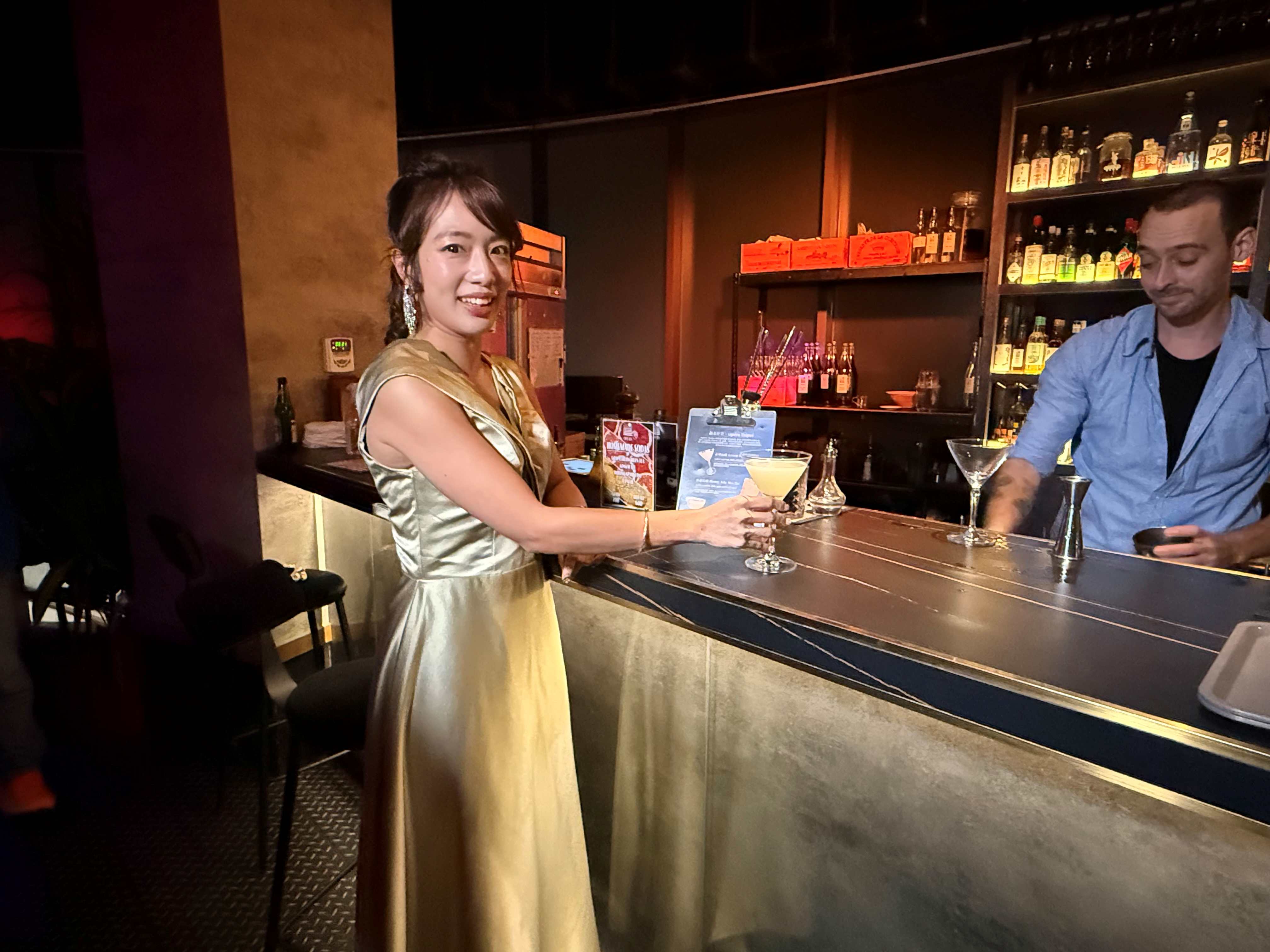 以包種茶浸泡琴酒，搭配萊姆與黃瓜香茅的「青翠山嵐」，口感沁涼爽口，勾勒坪林茶山意象(※ 未滿十八歲禁止飲酒)